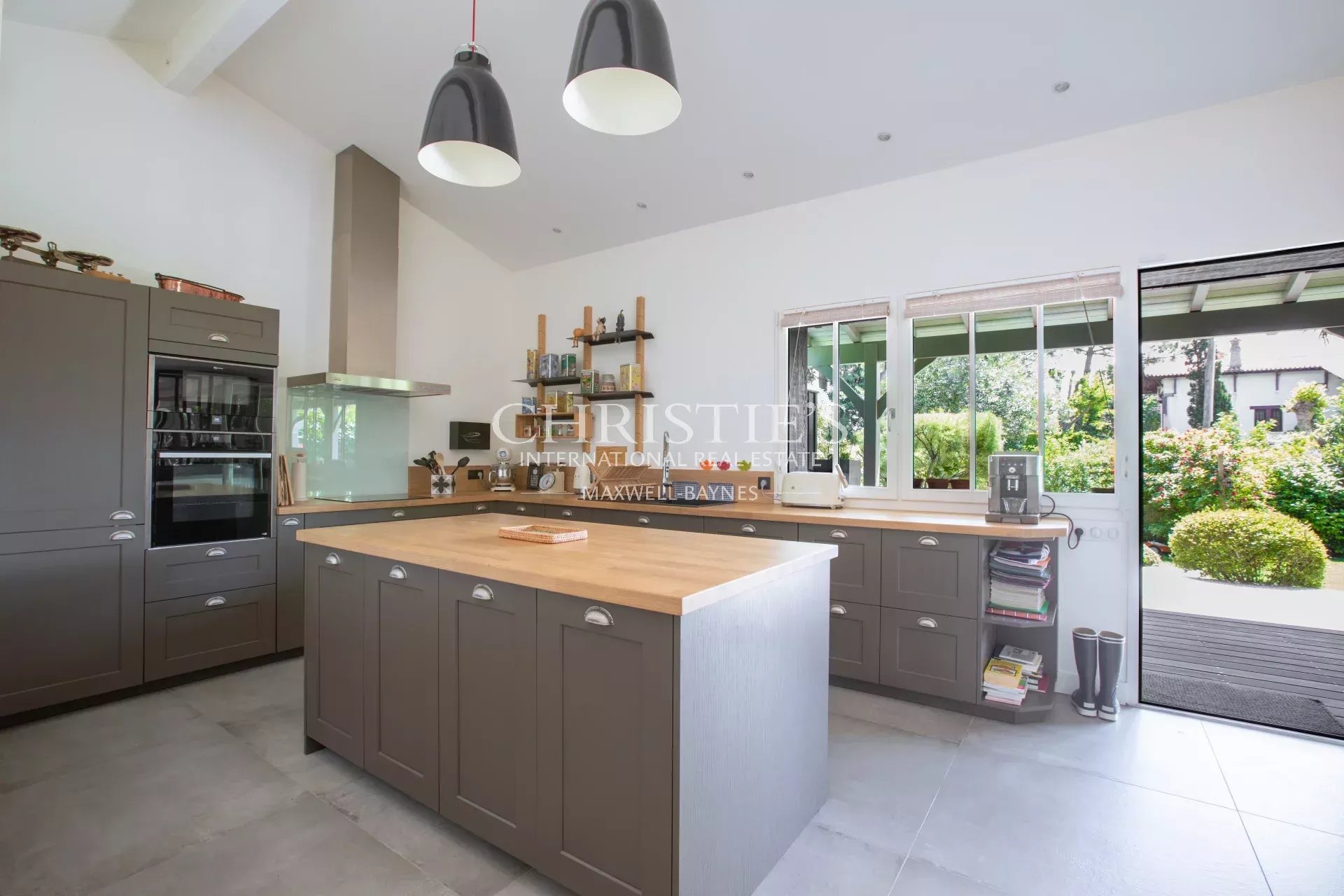 5 Bedroom Villa/Townhouse's Image 6
