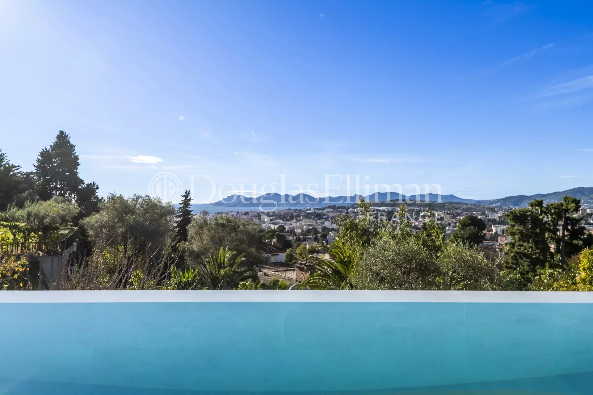 LE CANNET – Villa d’Exception avec Vue Panoramique sur la Méditerranée et la Baie de Cannes - Image nᵒ2