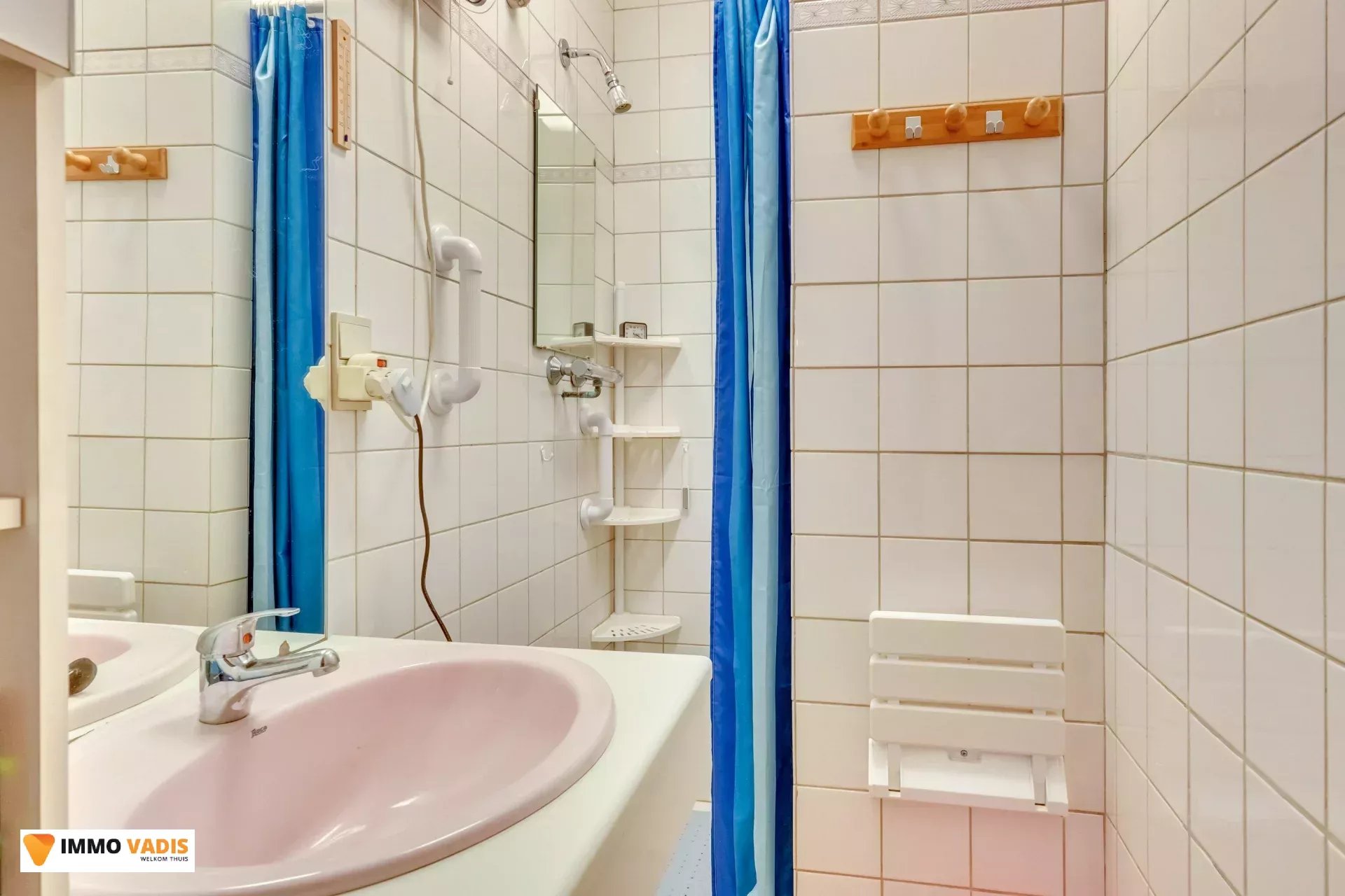 Te koop op lijfrente - Comfortabele villa met drie slaapkamers, twee garages en een magazijn.