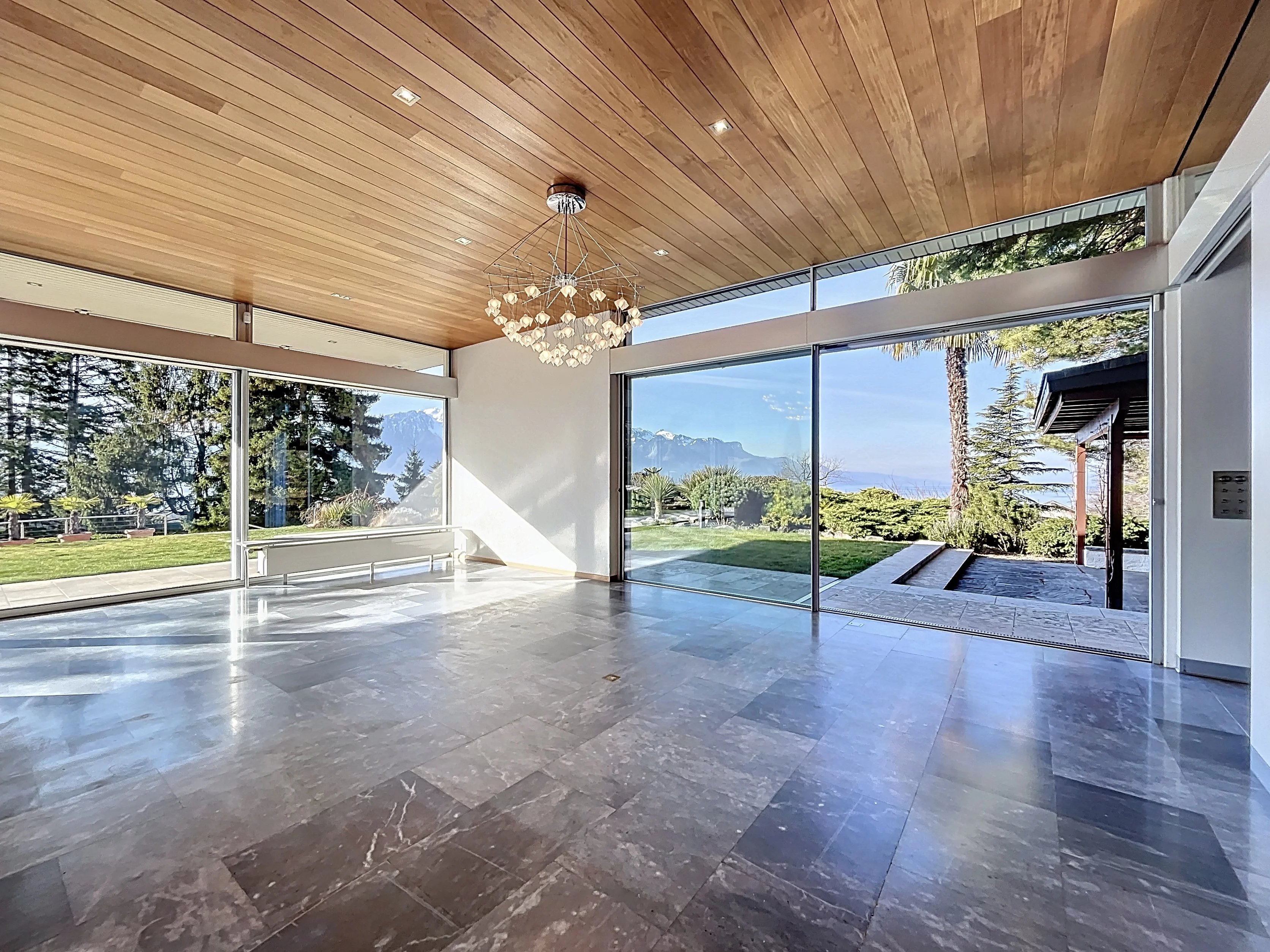 Propriété d’exception de 7.5 pièces avec piscine