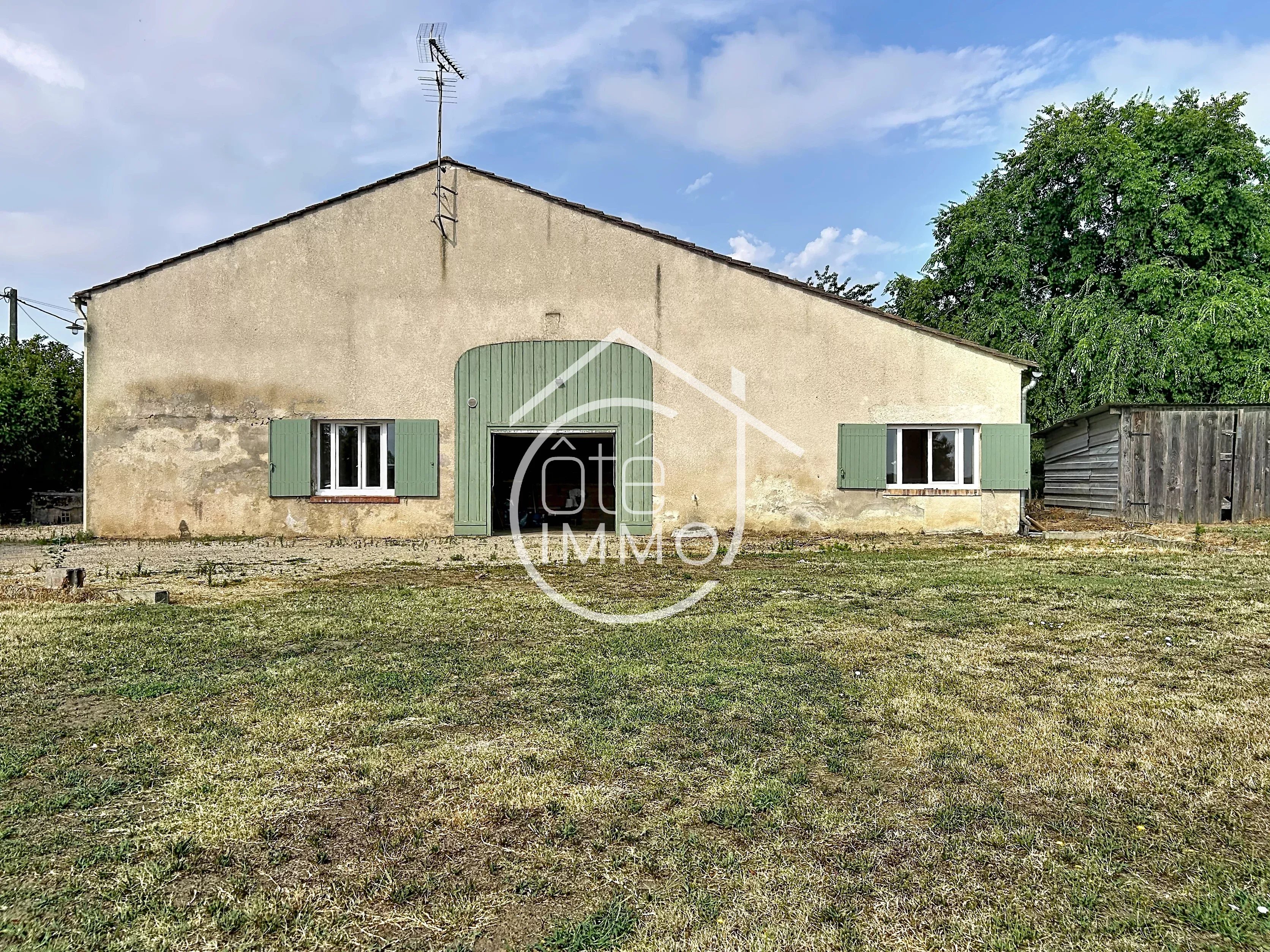 Flaujagues : Maison de campagne de 110 m² avec jardin, garage et dépendances