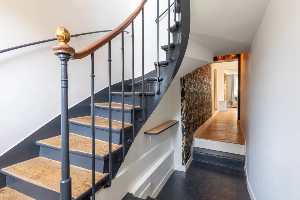 Escalier d’origine et mur en pierre apparente