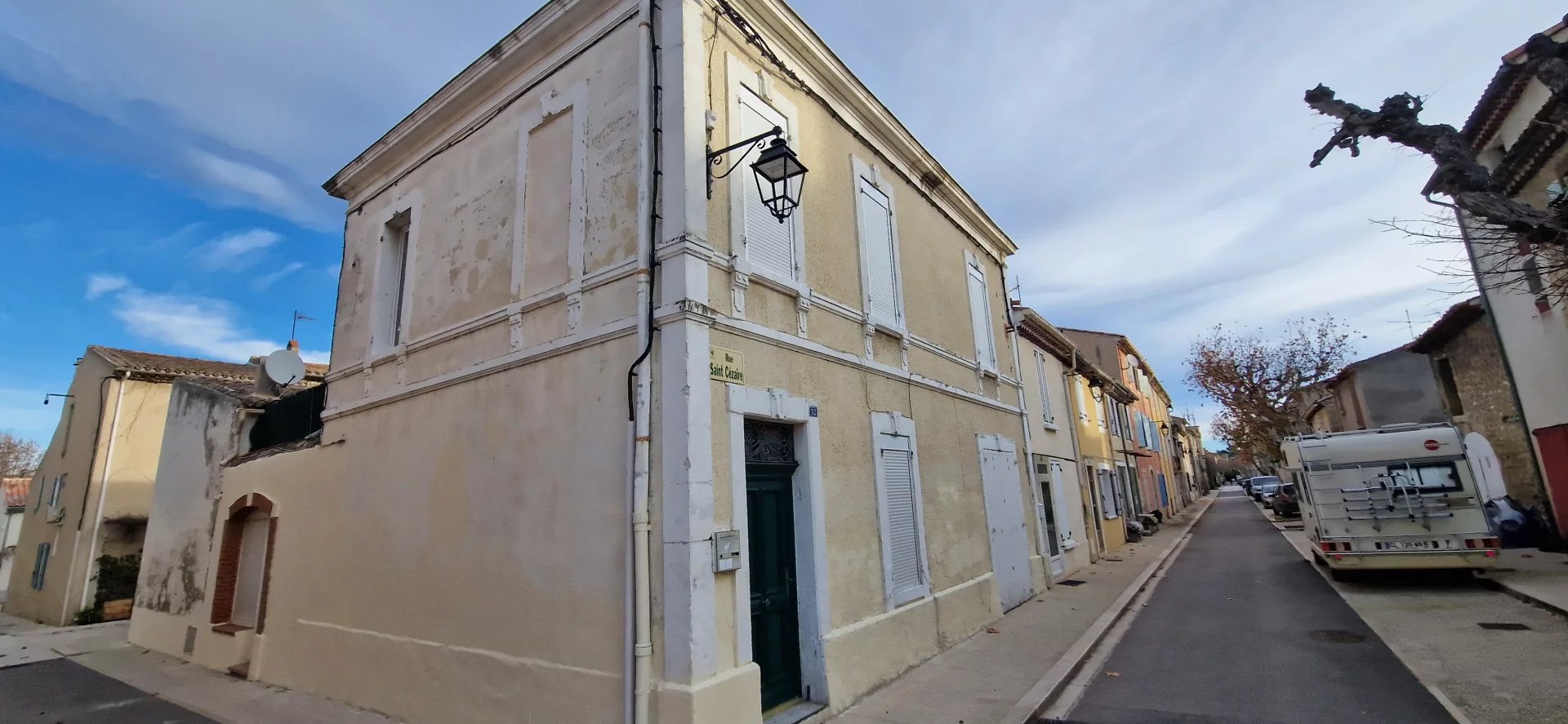  À acheter sur Charleval : Maison de village de 115m² avec terrasse et garage