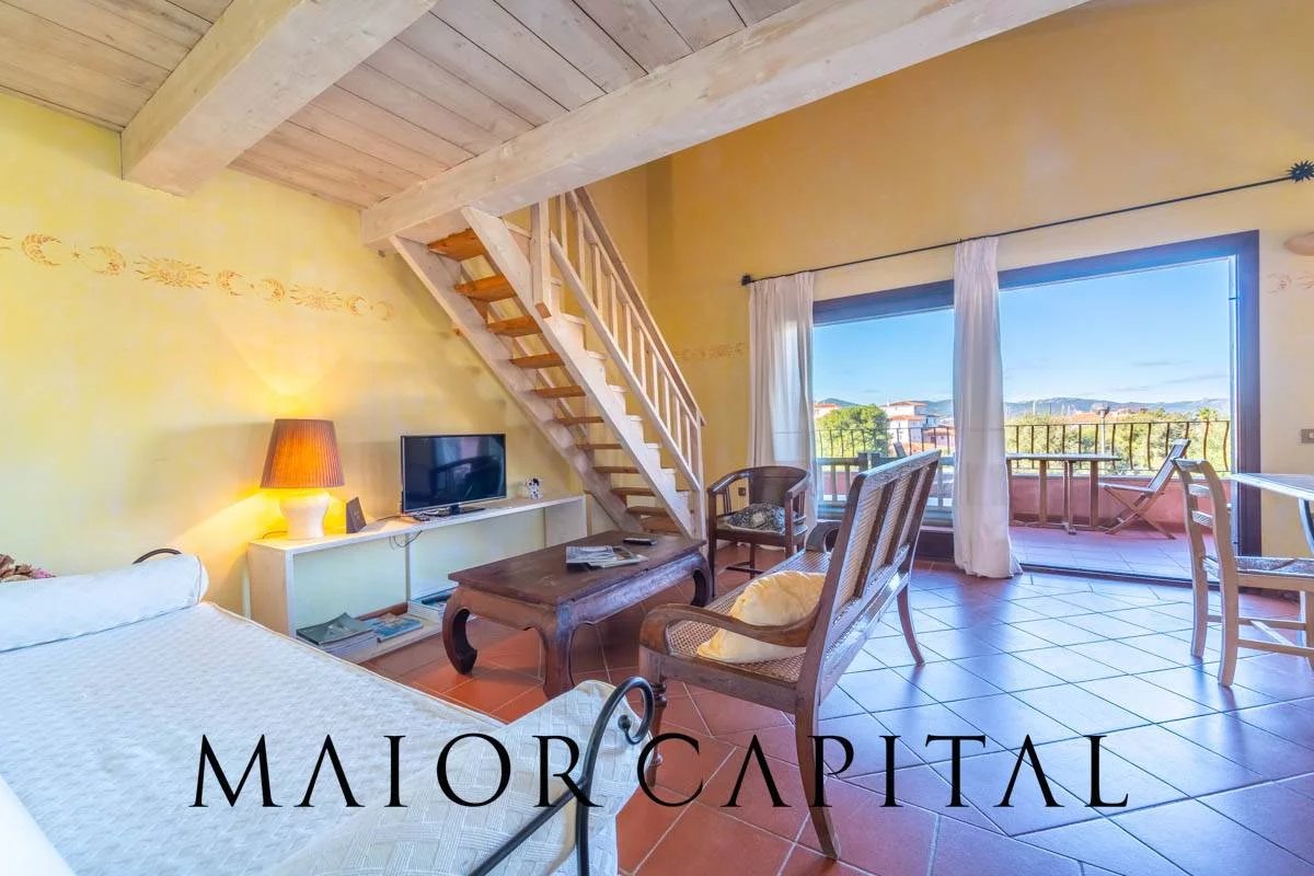 Porto Rotondo | Elegante trilocale con soppalco e veranda vista mare