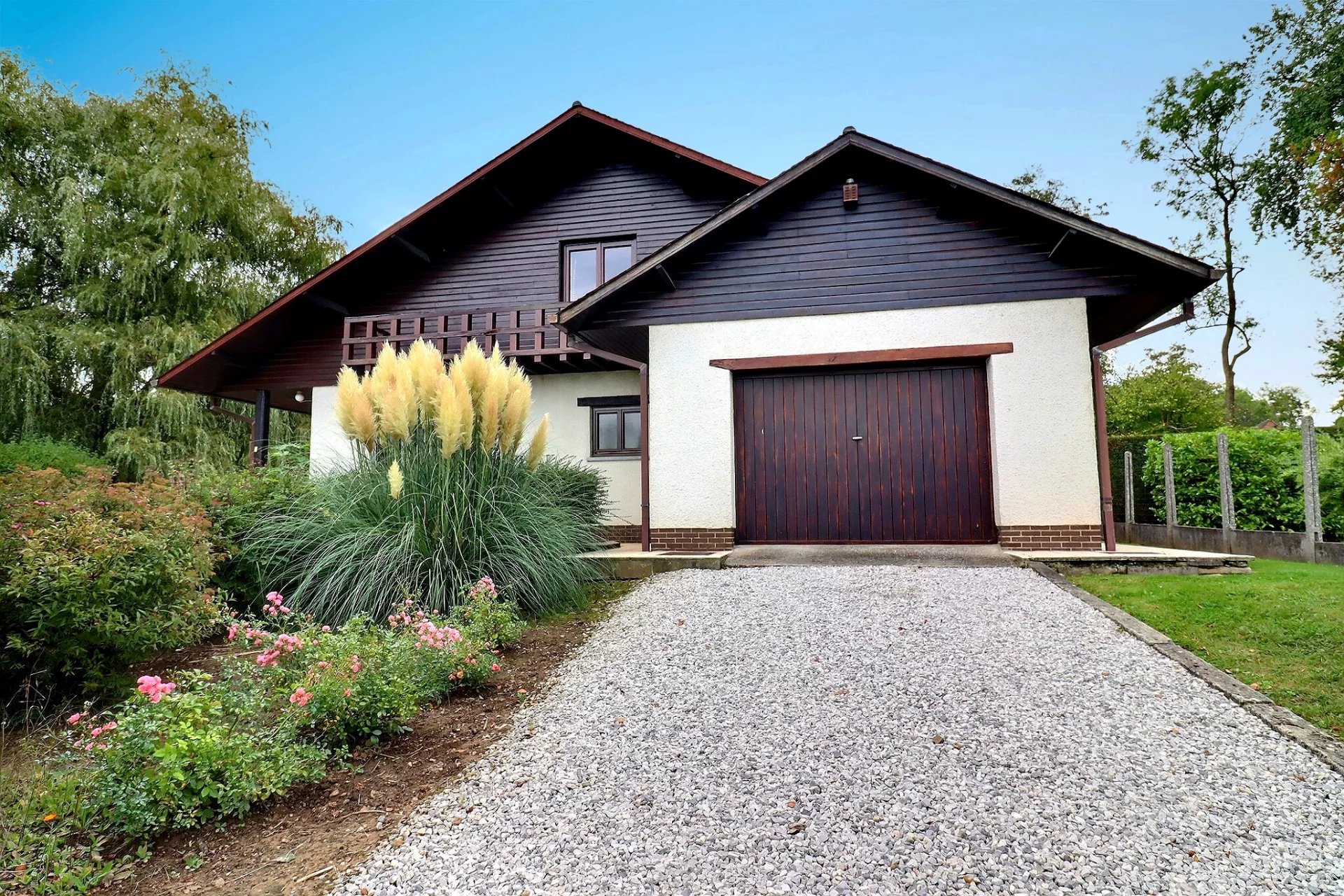 Spacieuse villa 4 façades avec piscine et grands volumes