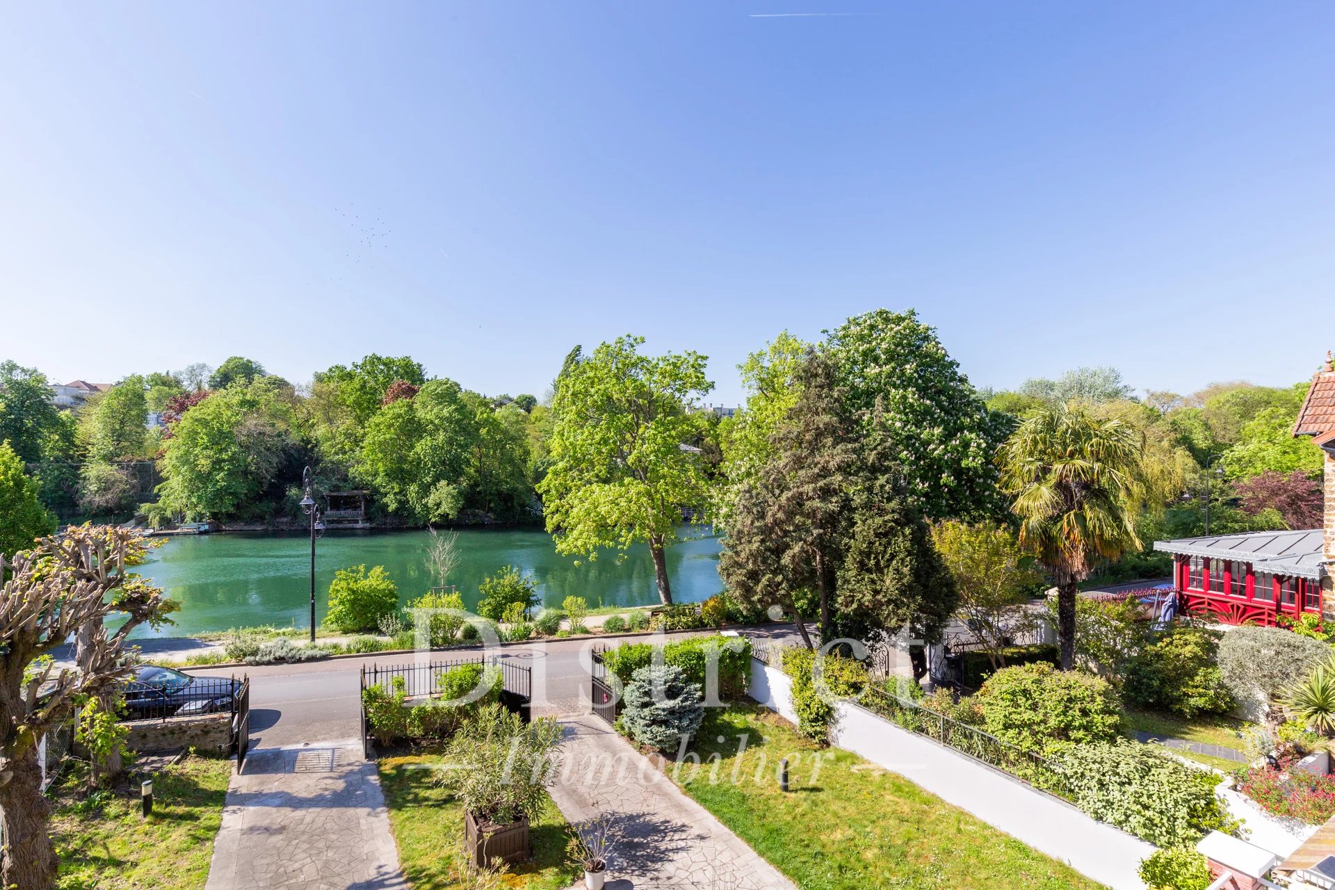 Belle propriété sur les bords de Marne. Maison de 432 m² sur 917 m² de terrain.