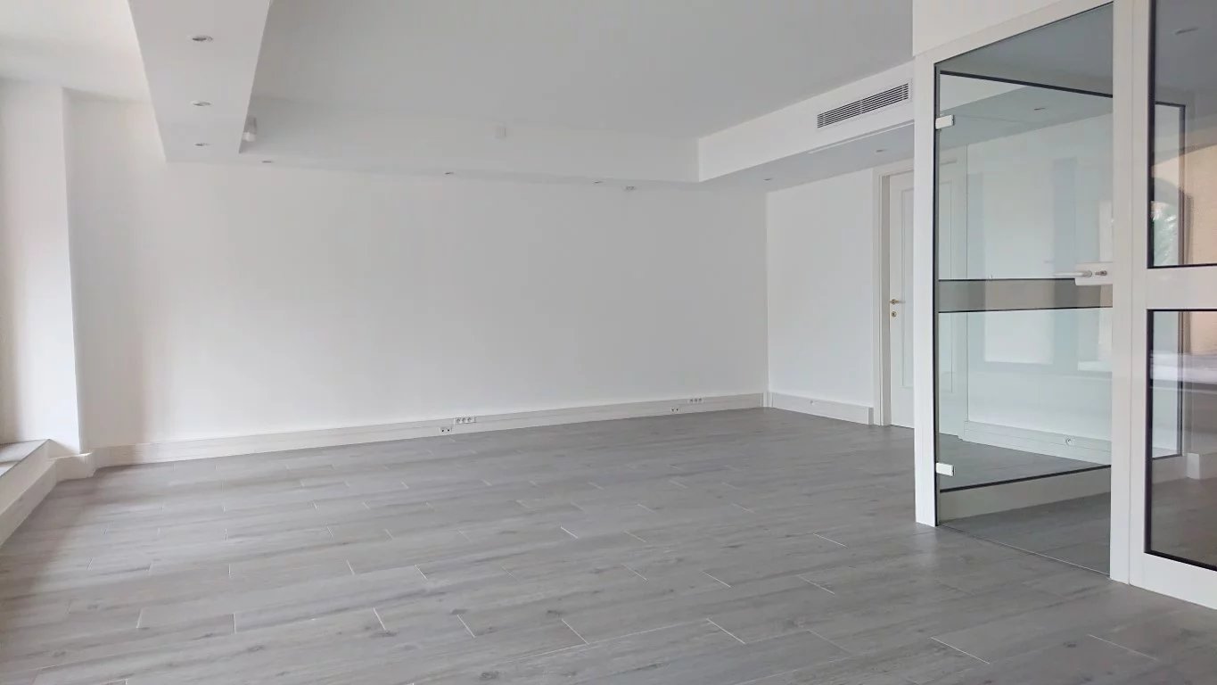 Ideally located office facing Fontvieille Harbour