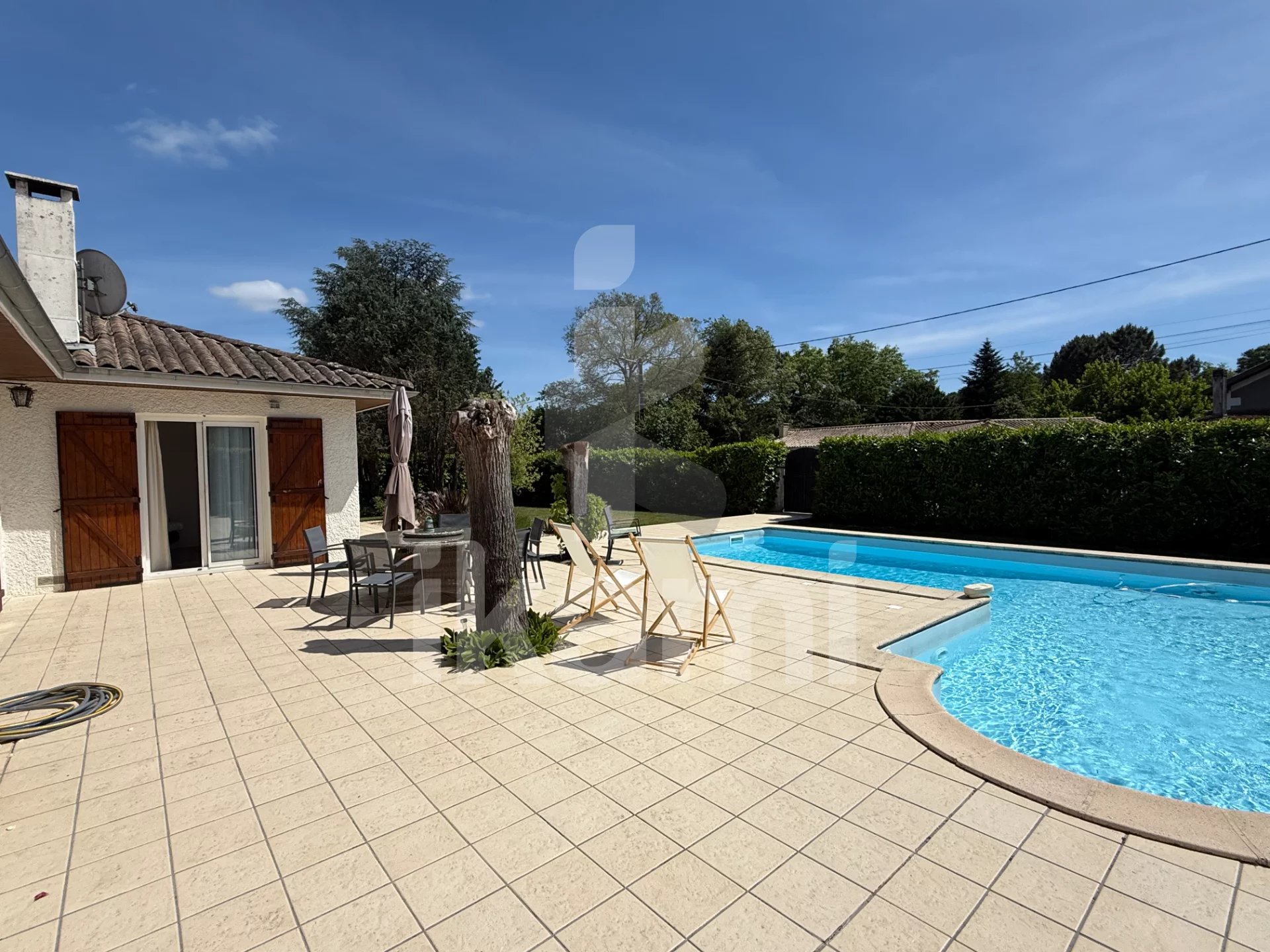 Maison familiale avec piscine et dépendance