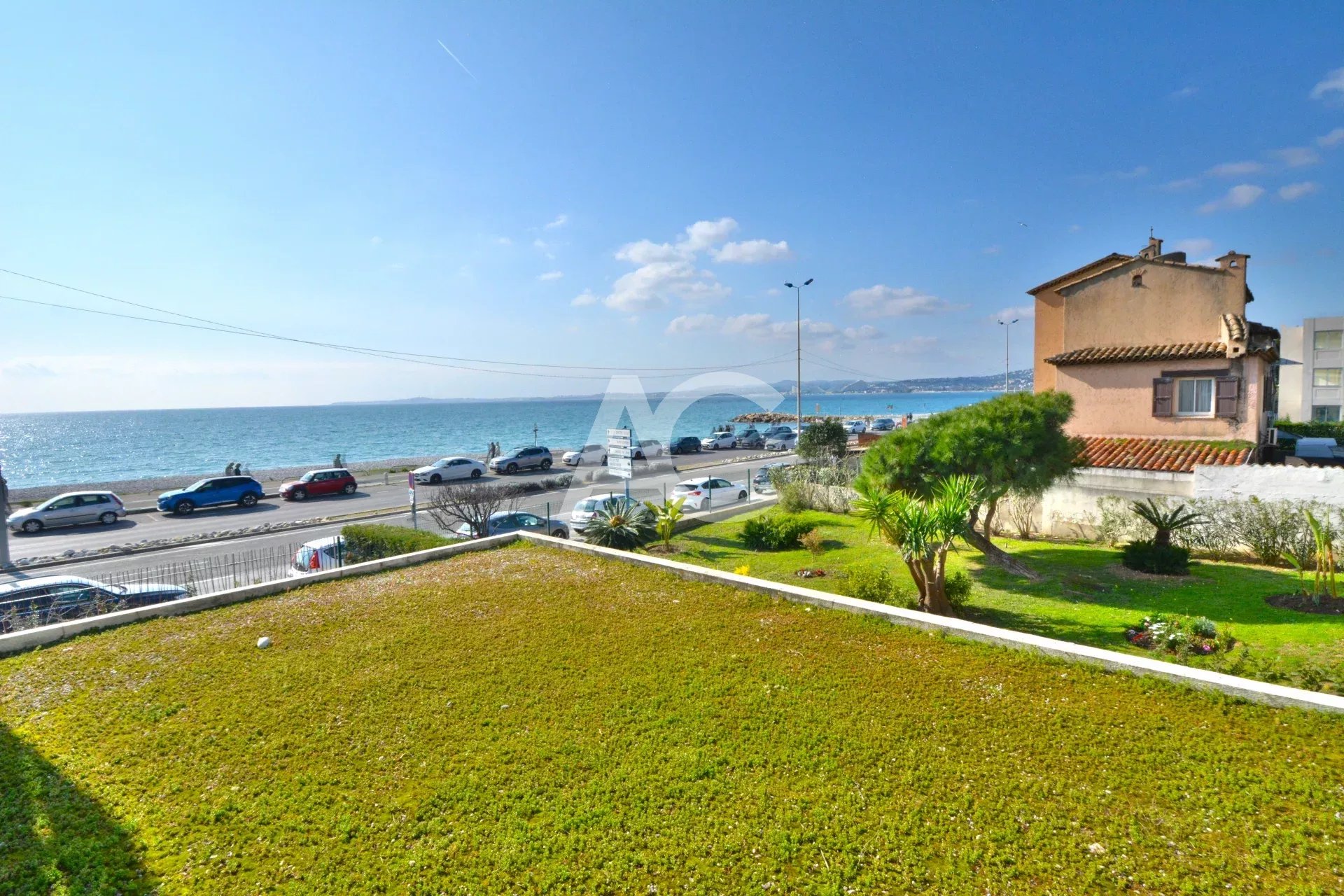 CAGNES-SUR-MER - 3 PIECES EN FRONT DE MER AVEC PARKING