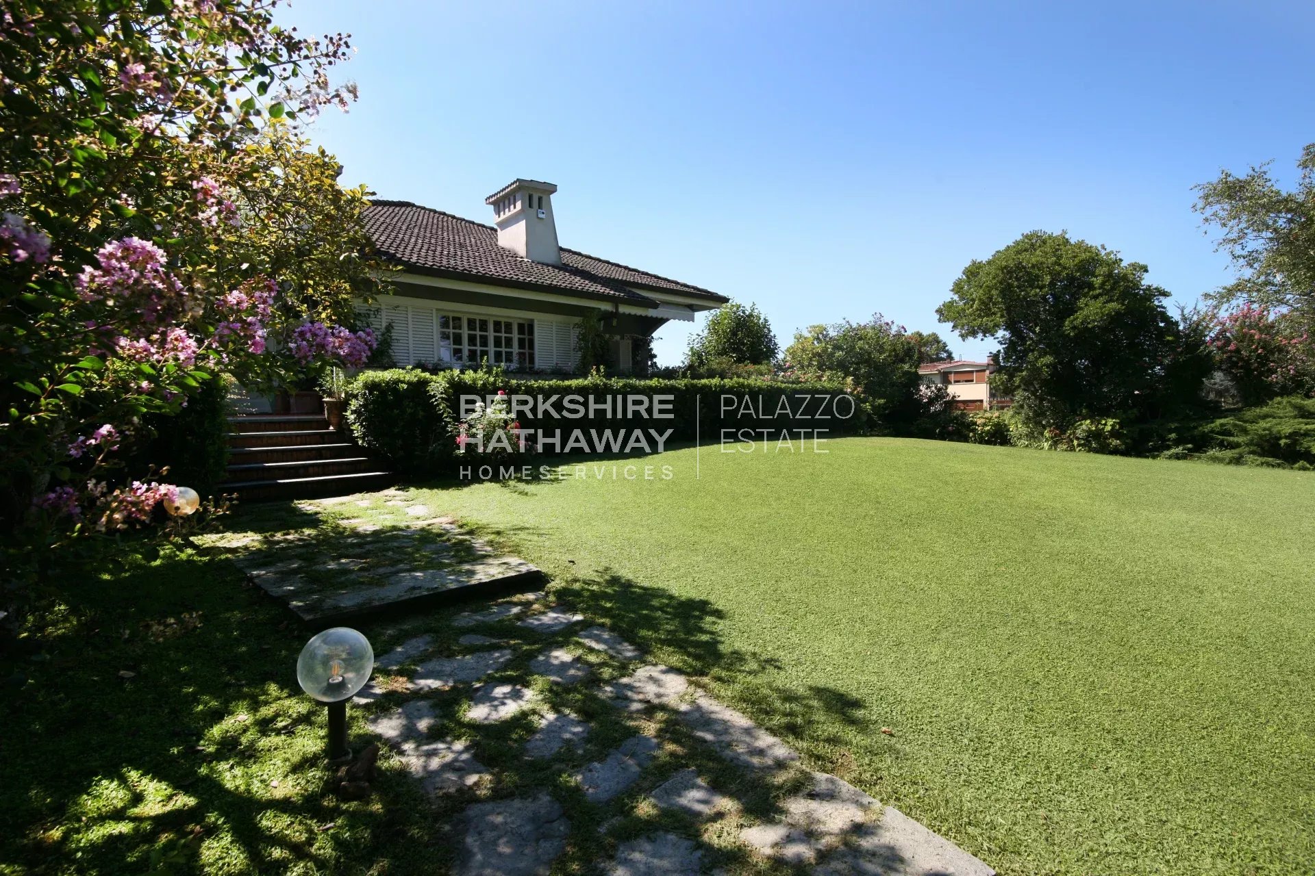 Magnificent detached villa with a large garden, minutes from the sea and Pietrasanta