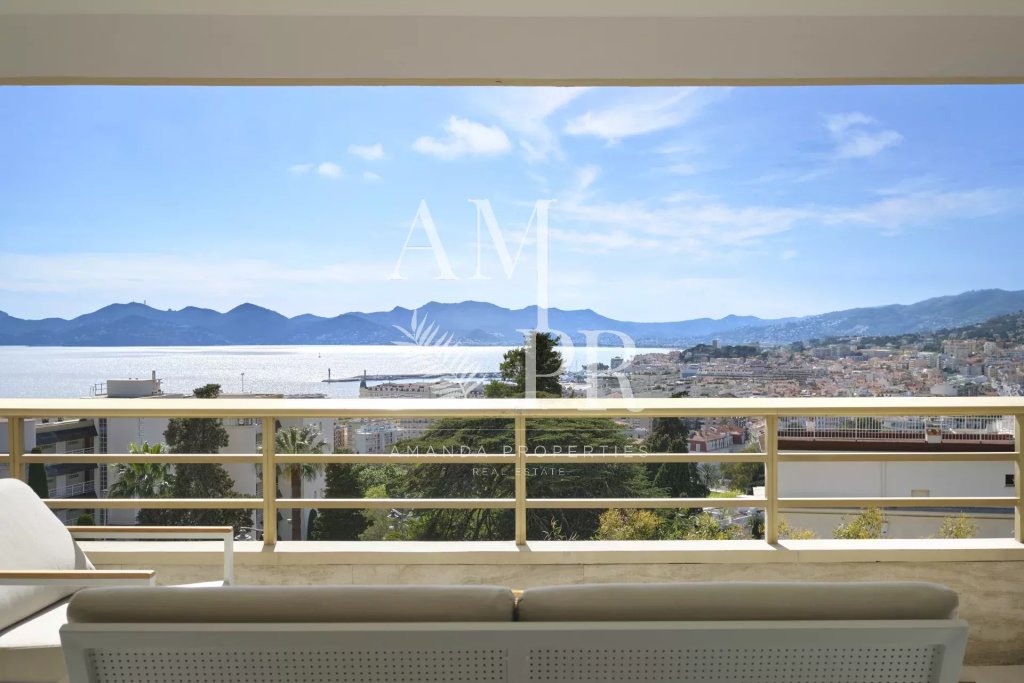 Apartment for sale in Cannes — Cannes Californie - 4 room flat of 90m2 - Panoramic sea view