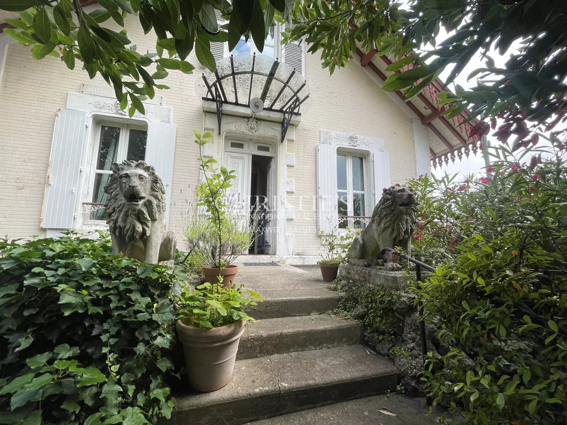 5 Bedroom Villa/Townhouse's Image 9