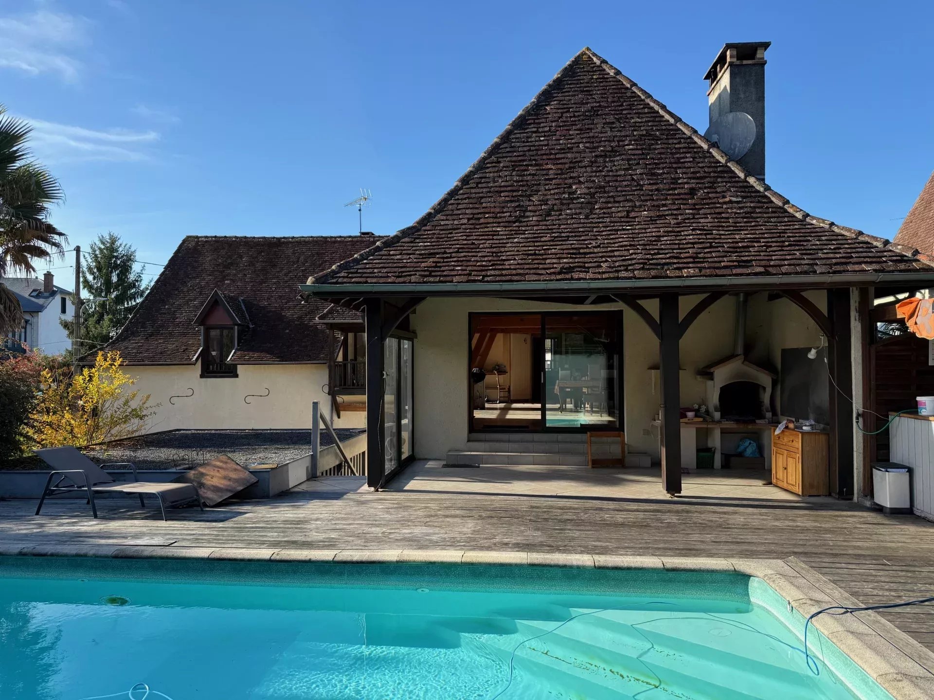 Maison de famille avec piscine, jardin et dépendancea