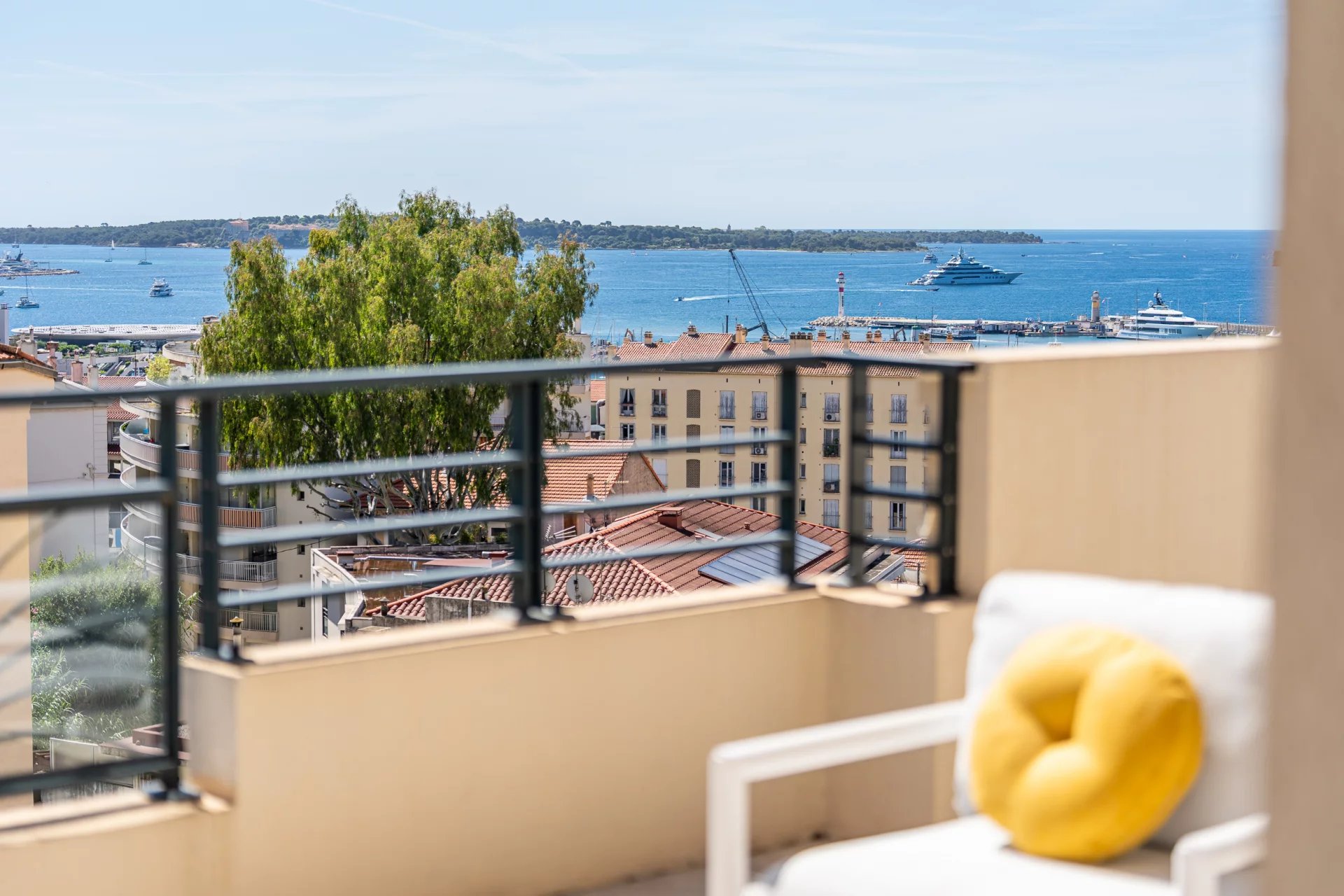 SUPERB PENTHOUSE WITH PANORAMIC SEA VIEW — 3 GARAGES — CANNES CENTRE