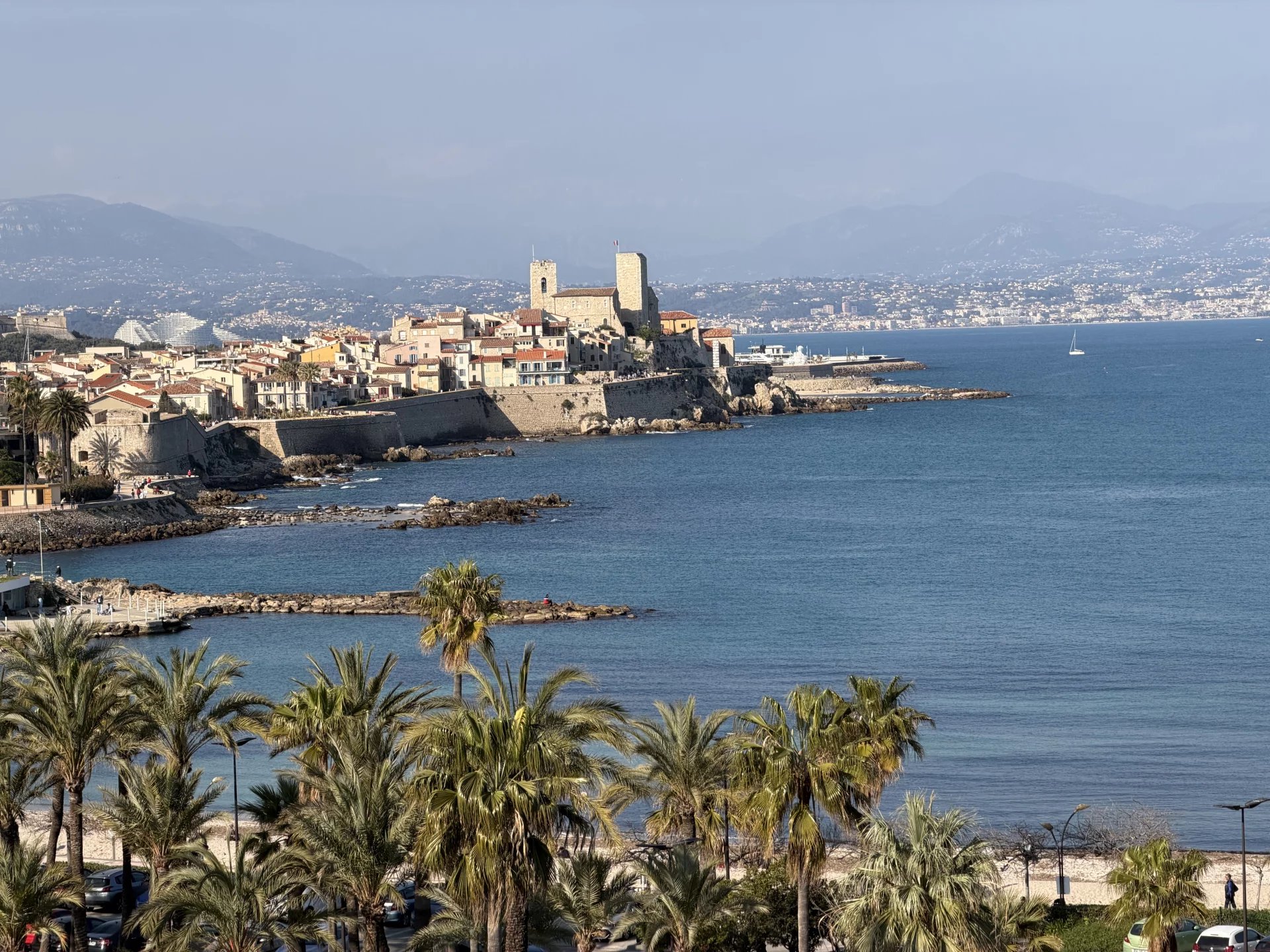 ILETTE RARE DERNIER ETAGE TROIS PIECES