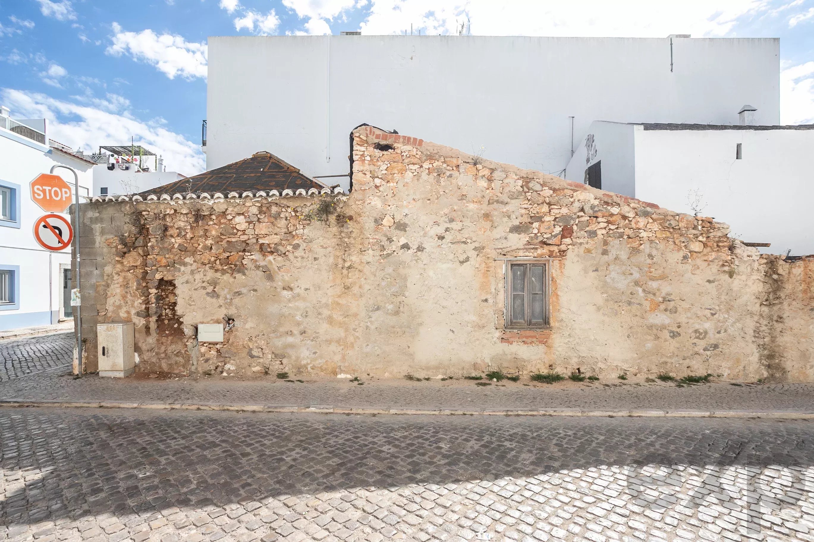 Charming House with Approved Reconstruction Project in Tavira Historic Centre 86993556 image 5