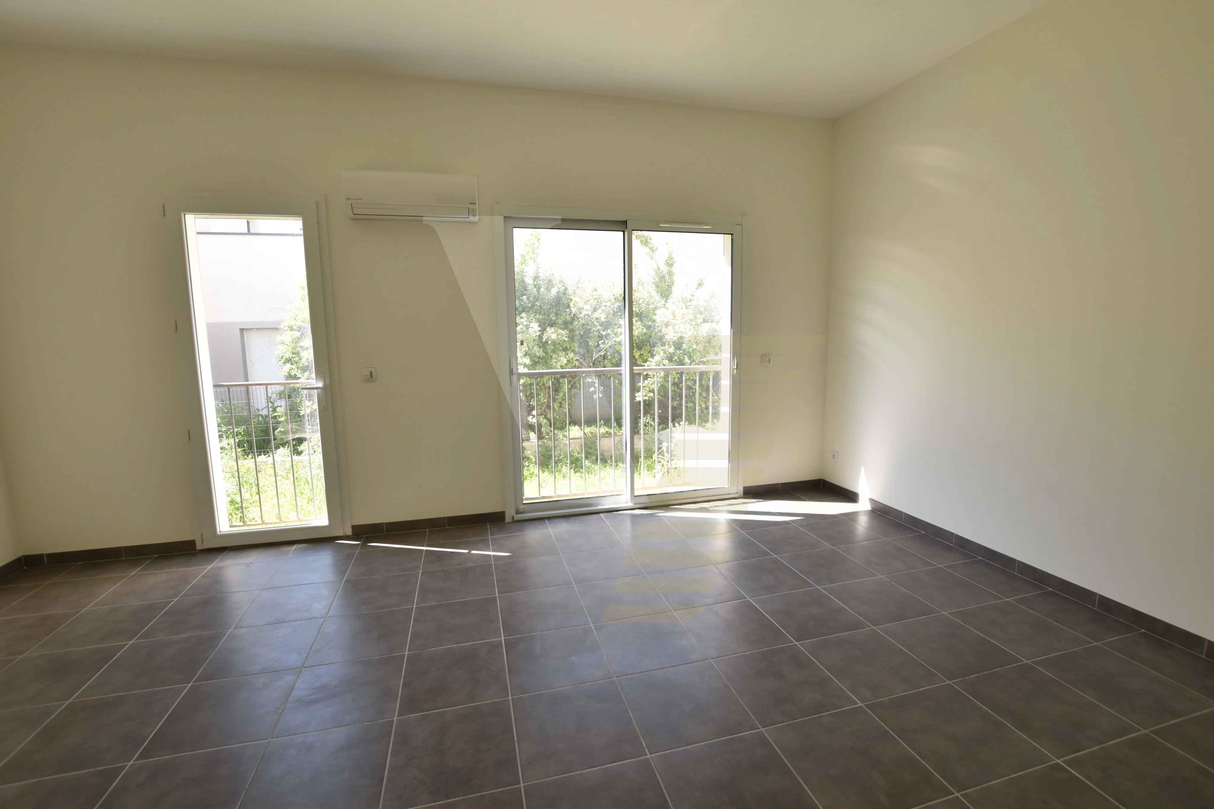 Grande maison avec garage et jardin - Photo 2