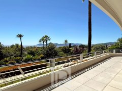 Isola Bella district – Prestigious residence with landscaped park. — photo 1 of 7
