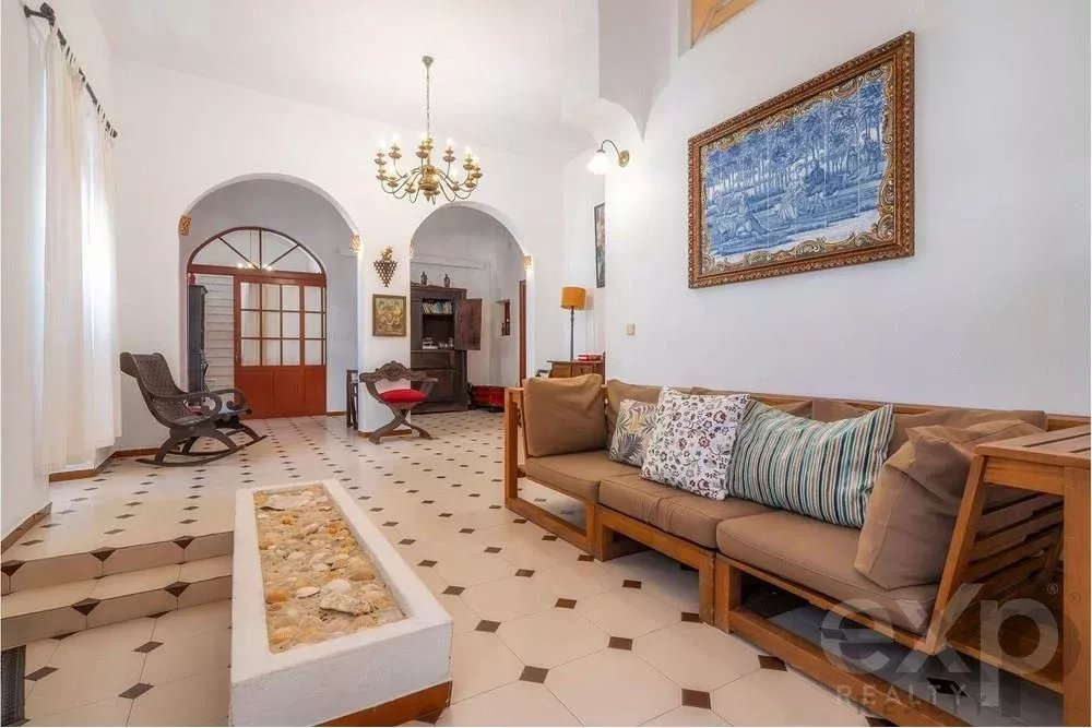 Fantástica moradia com 6 quartos e enormes terraços no centro da Fuzeta