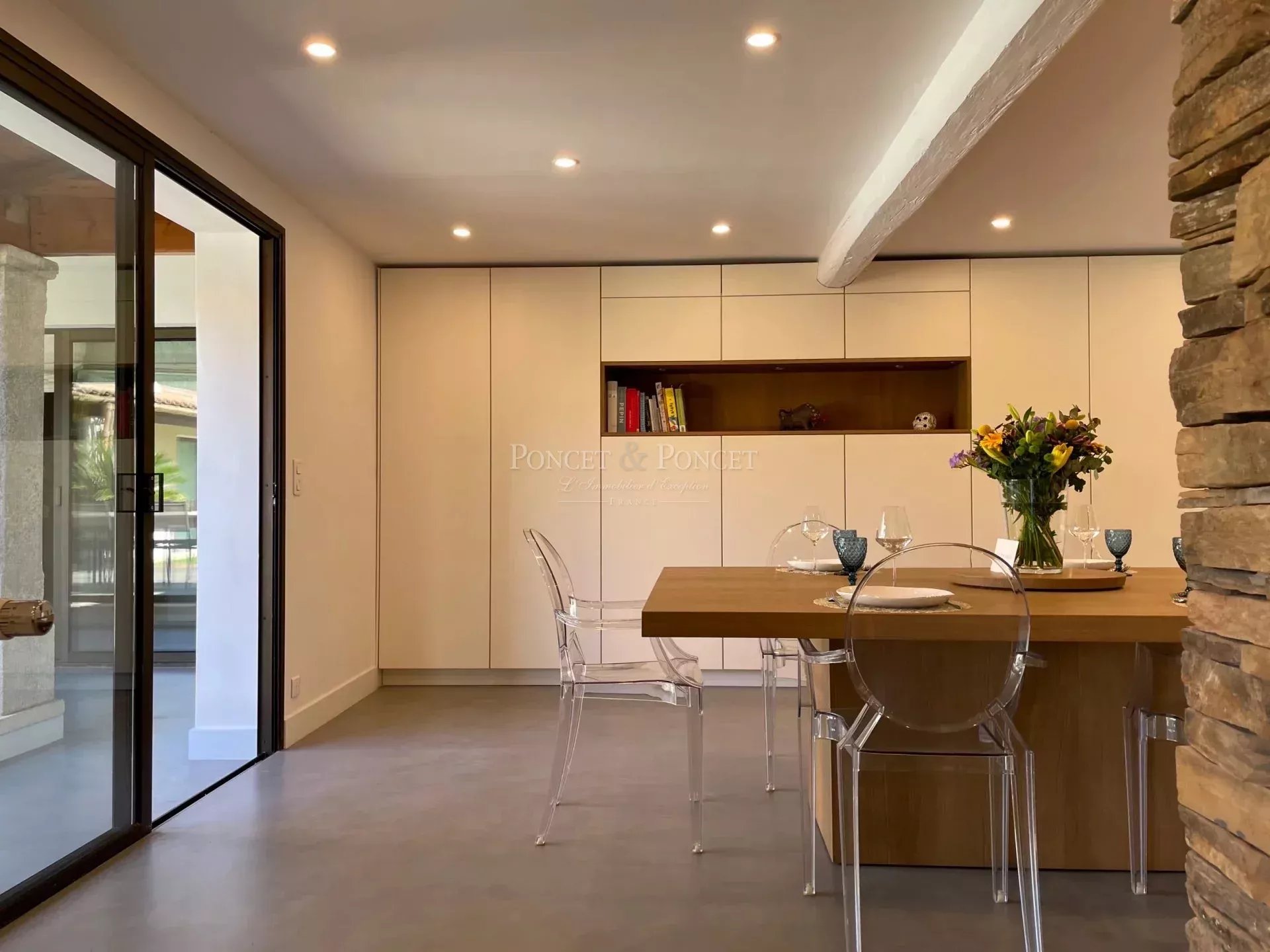 9 Bedroom Villa/Townhouse's Image 3