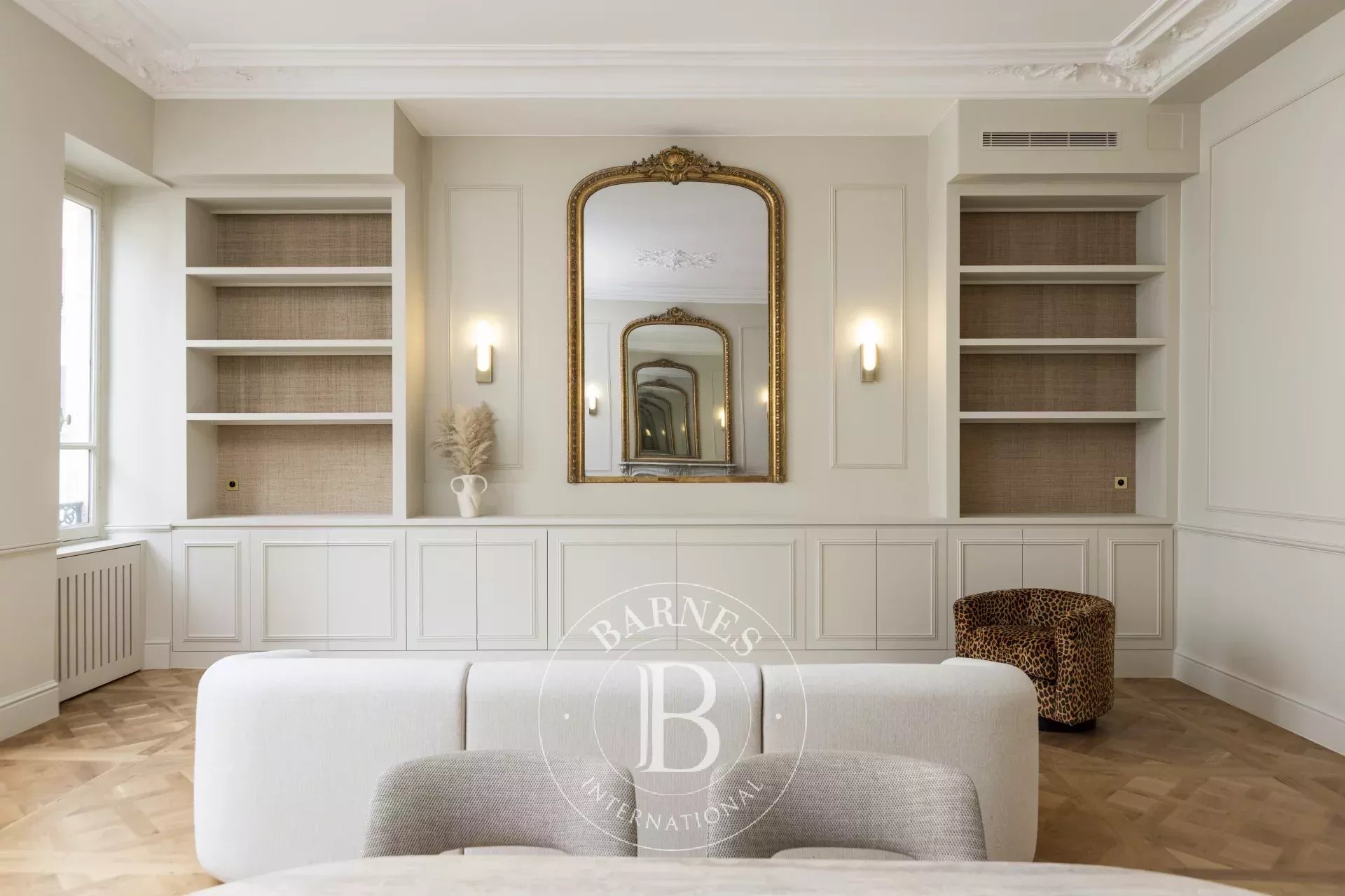 Paris 7 - Carré des Antiquaires - 2 bedrooms - volume - brand-new