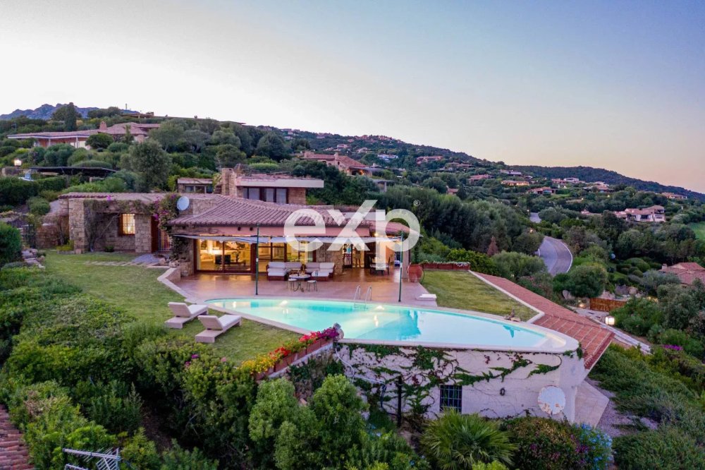 Villa con piscina vista mare Porto Cervo Cala di Volpe