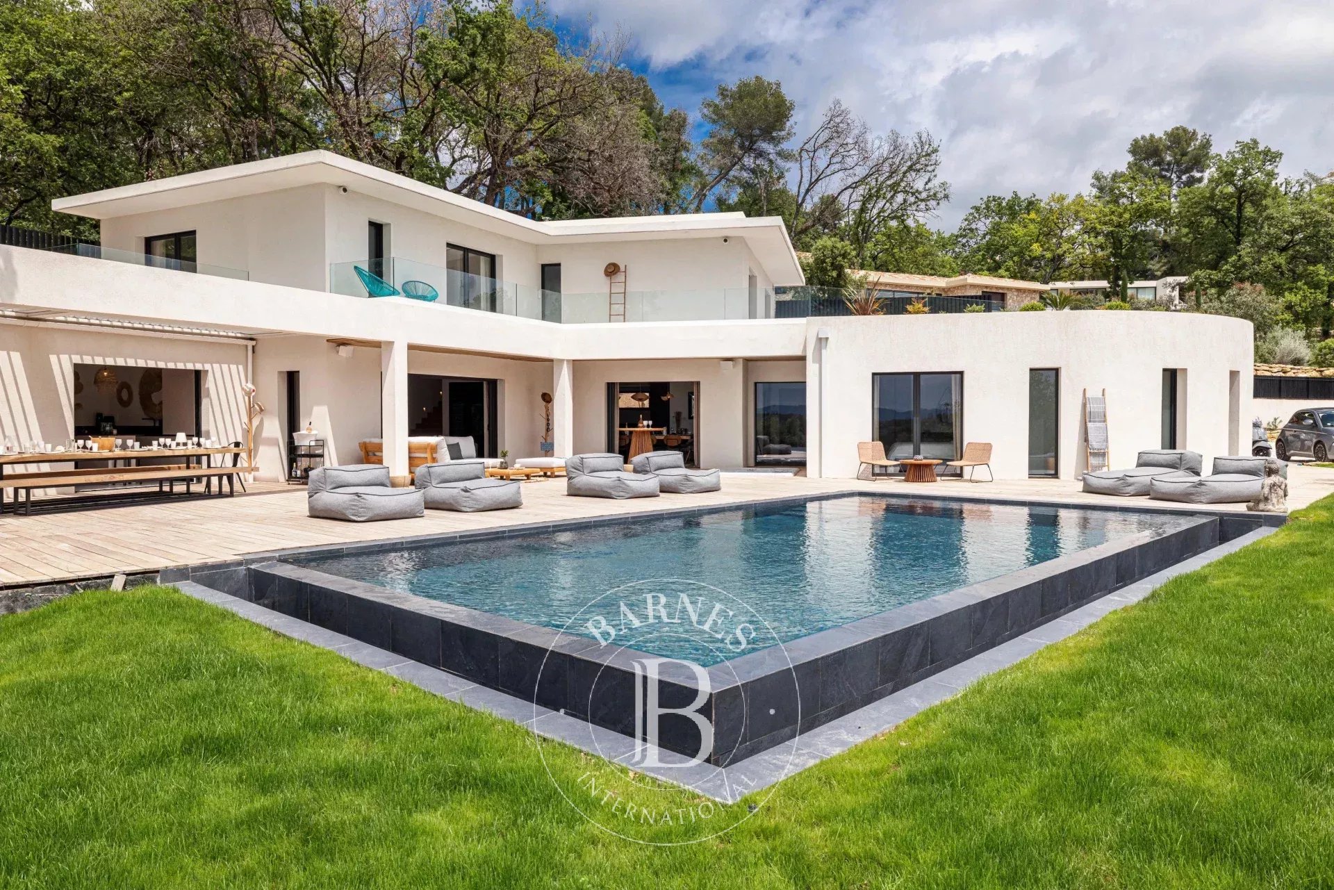 Opio - secure estate - new contemporary home