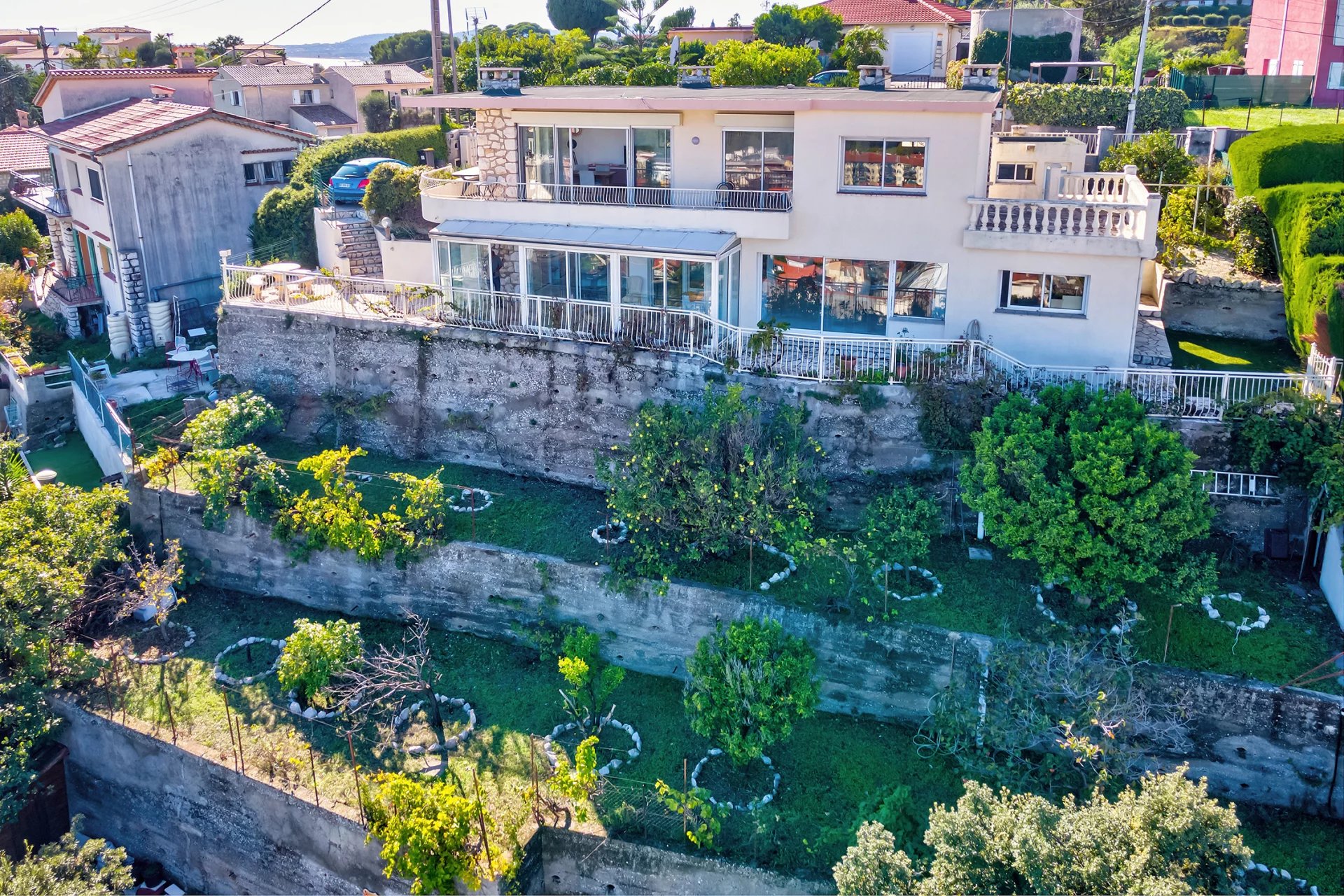 SAINT-LAURENT-DU-VAR : Wunderschöne Villa, Panoramablick auf Hügel und das Meer