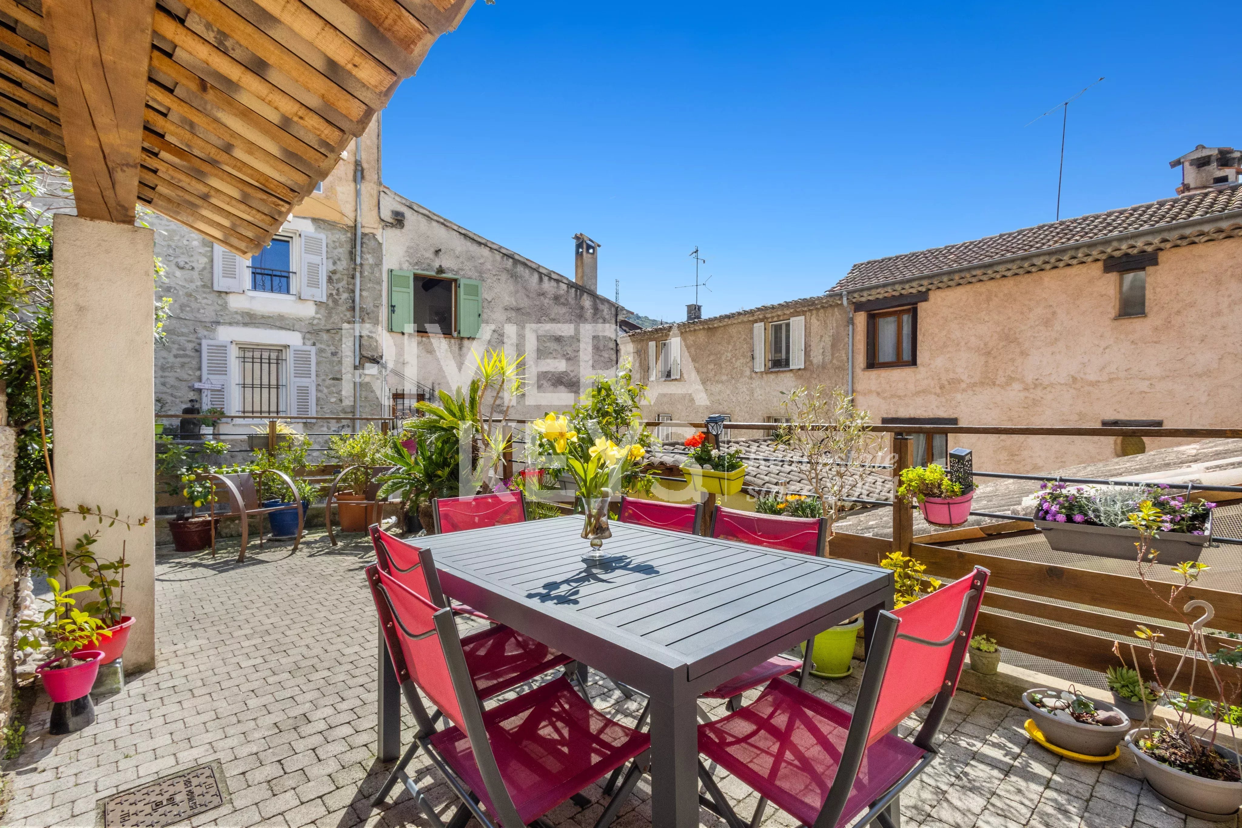 VILLENEUVE-LOUBET : Appartement type maison de village rénové avec grande terrasse