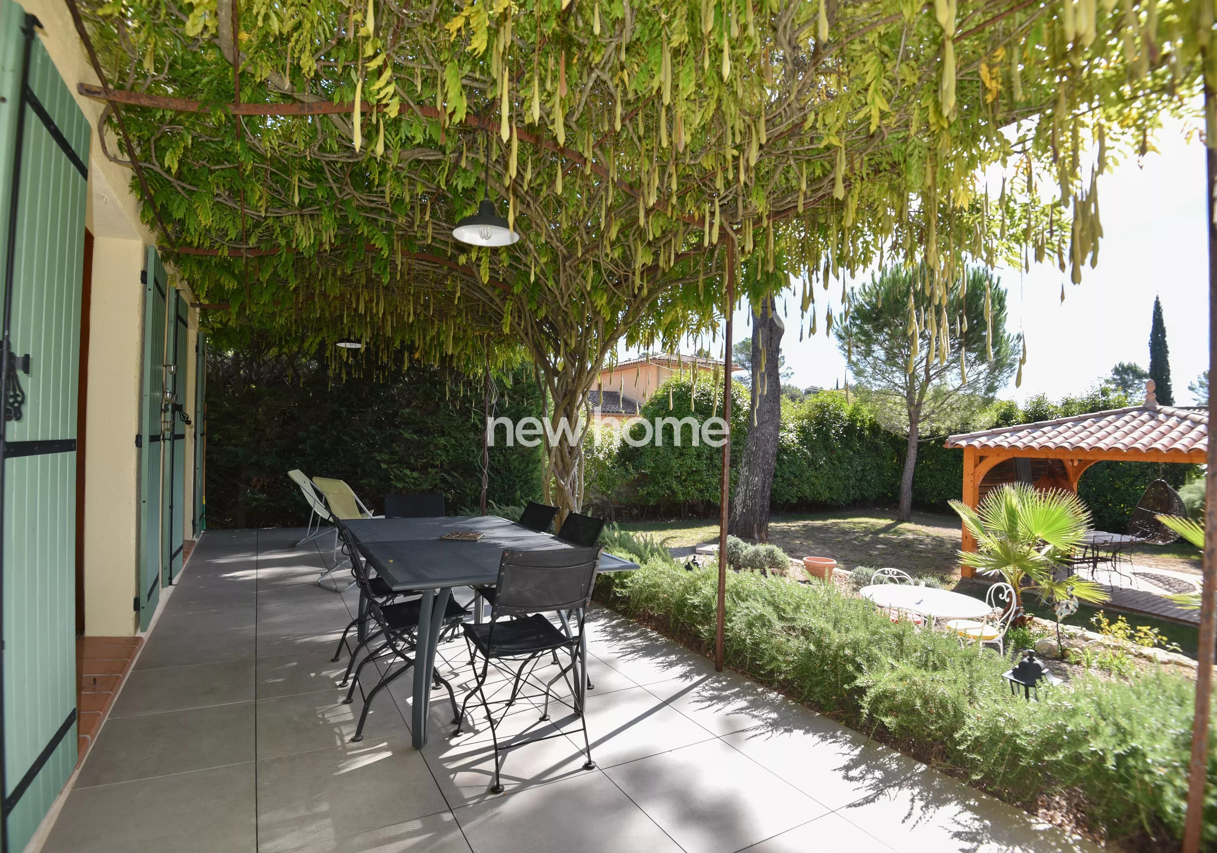 Maison tout confort avec grand jardin, garage, piscine et proximité du village