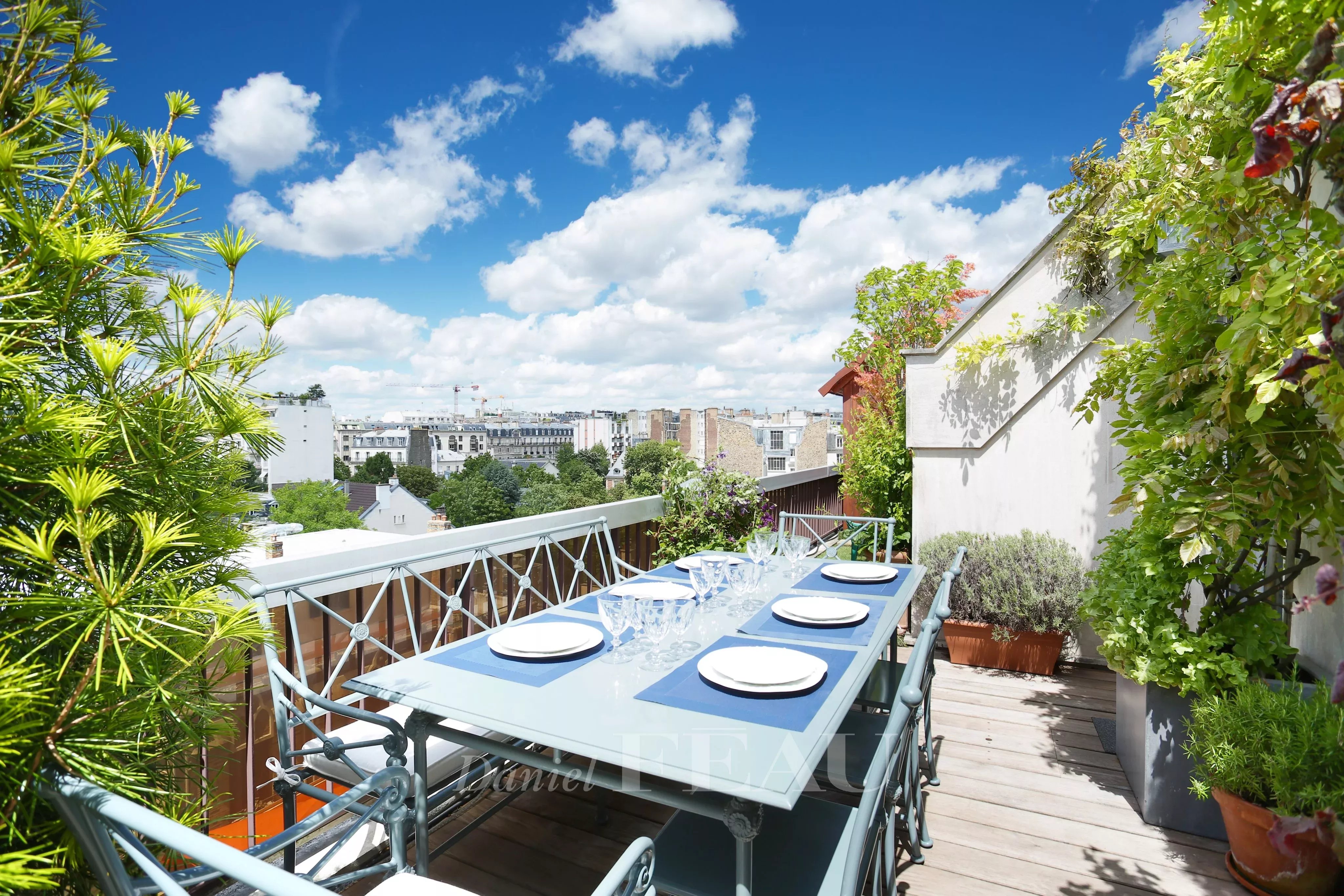 Paris 16th District – A near 90 sqm floor through apartment.
