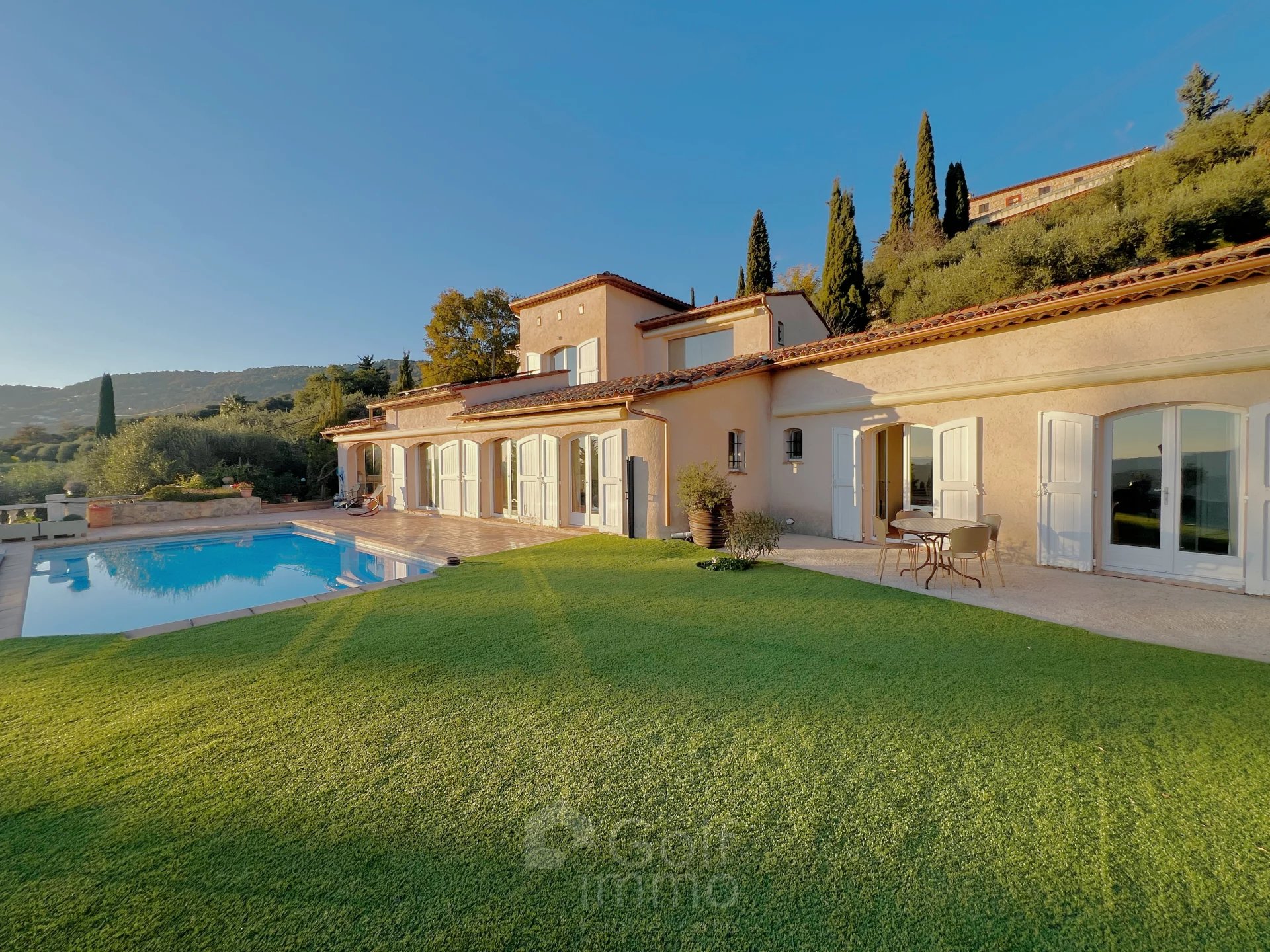Villa de 250 m² vue mer panoramique Cabris