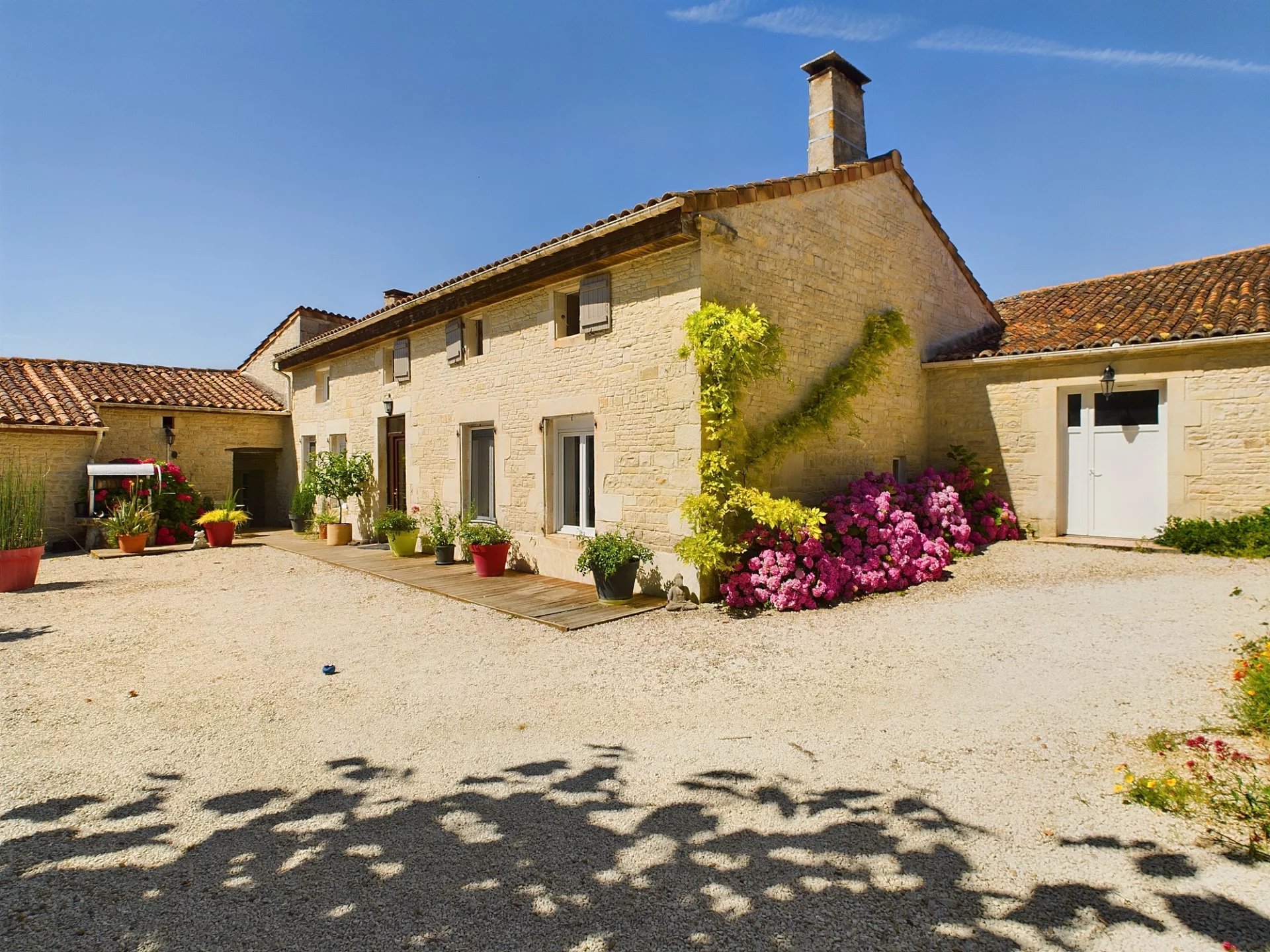 Entre Mansle et Tusson maison en pierre offrant de beaux volumes