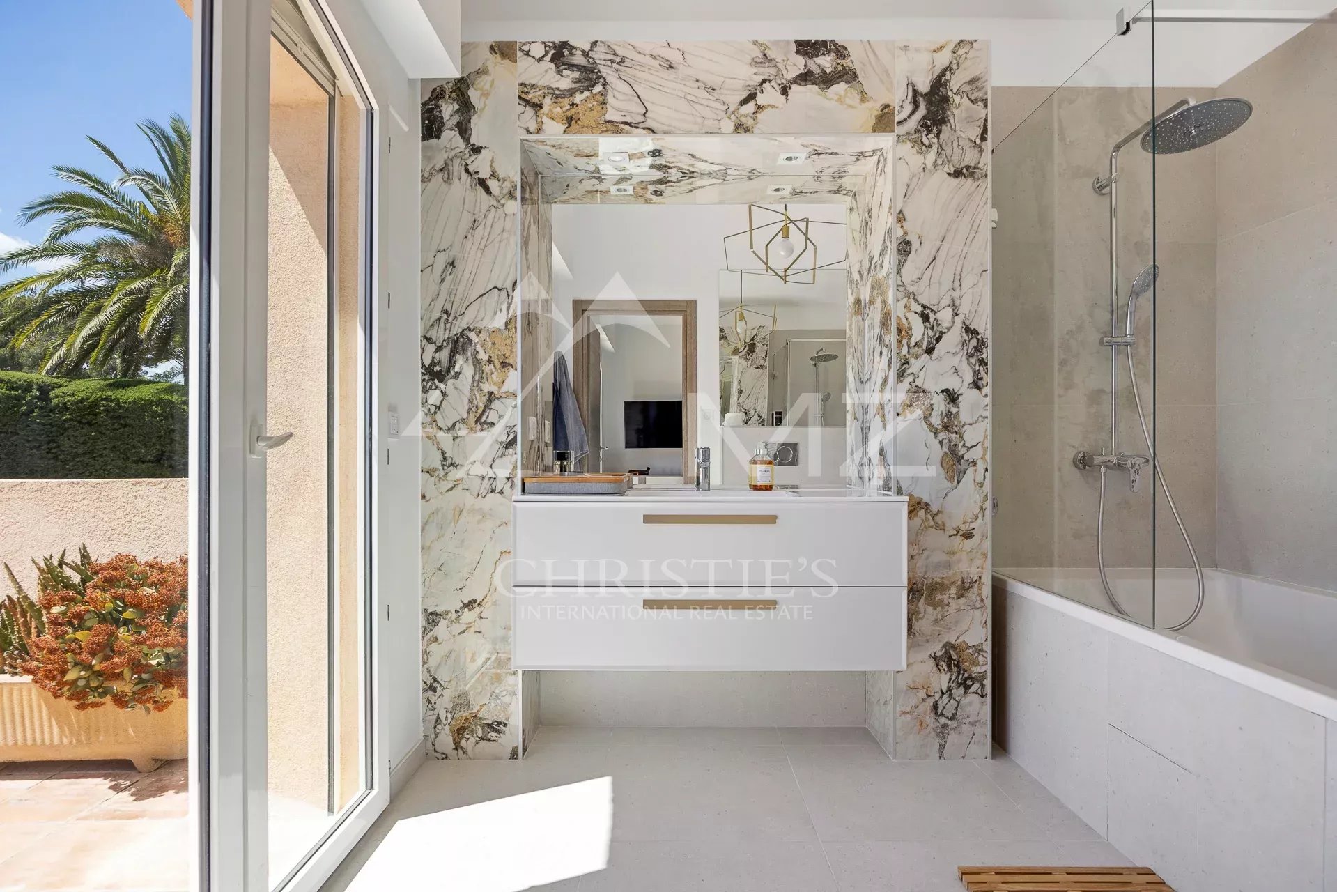 8 Bedroom Villa/Townhouse's Image 7