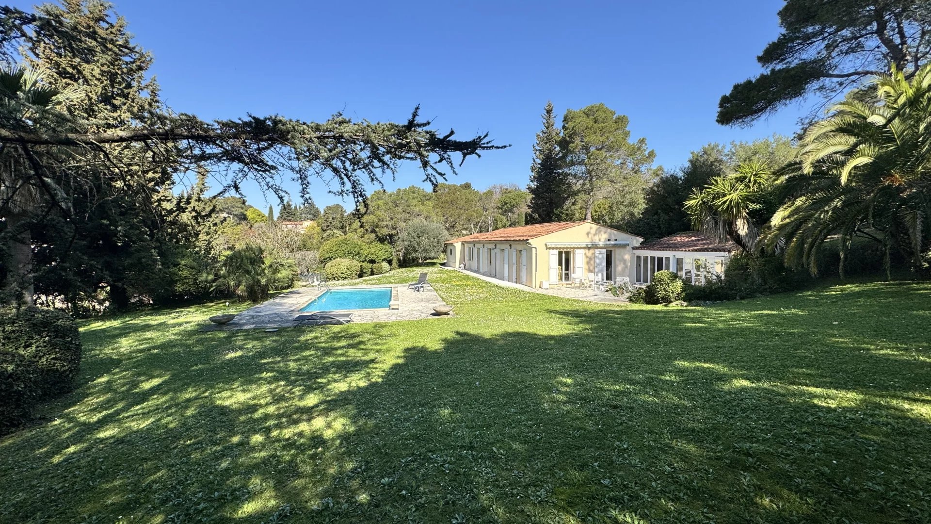 VILLA PISCINE GROS POTENTIEL