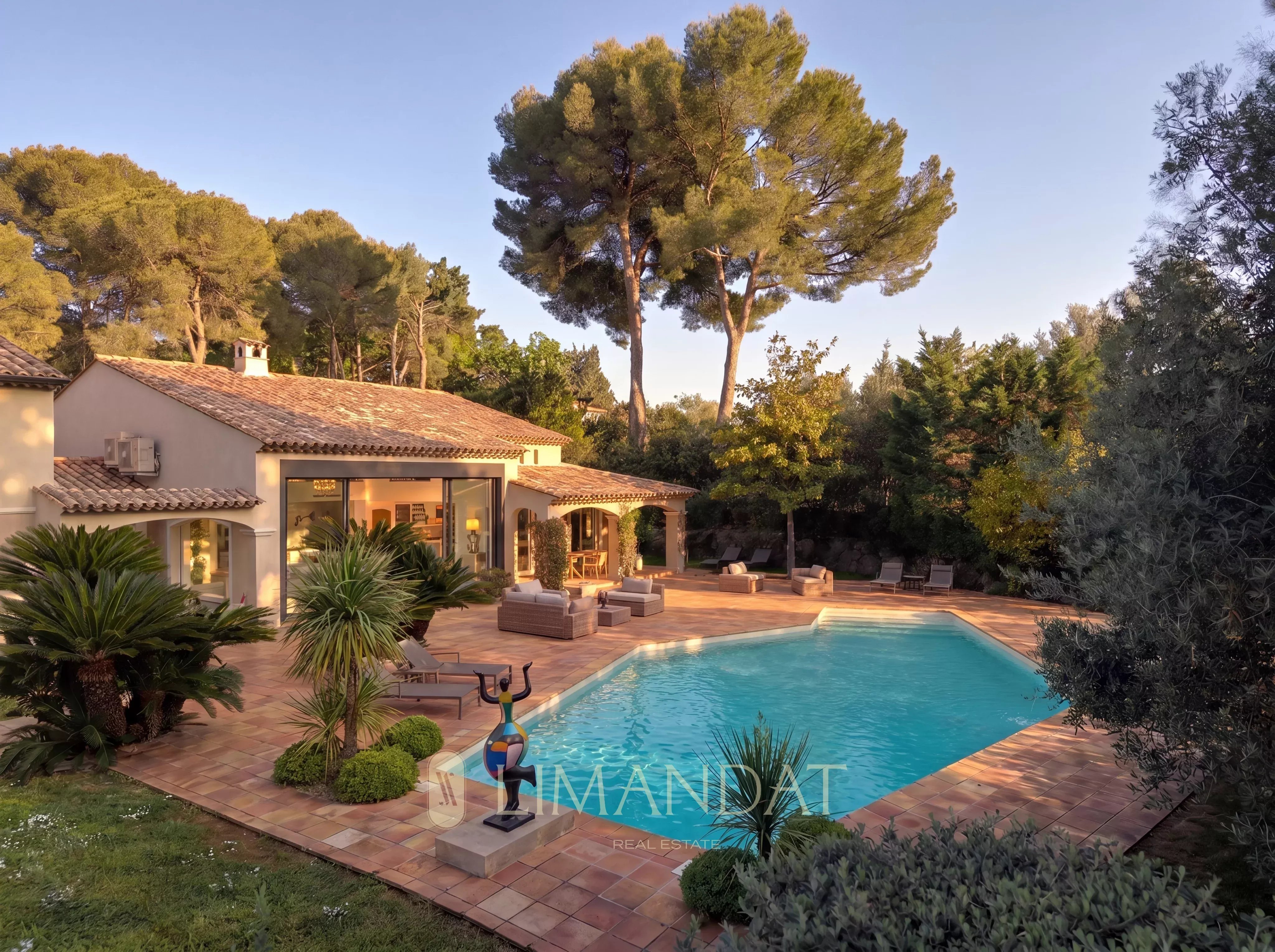 Location longue durée | Mougins – Villa néo-provençale 5 suites, piscine, parc paysager 3 500 m²