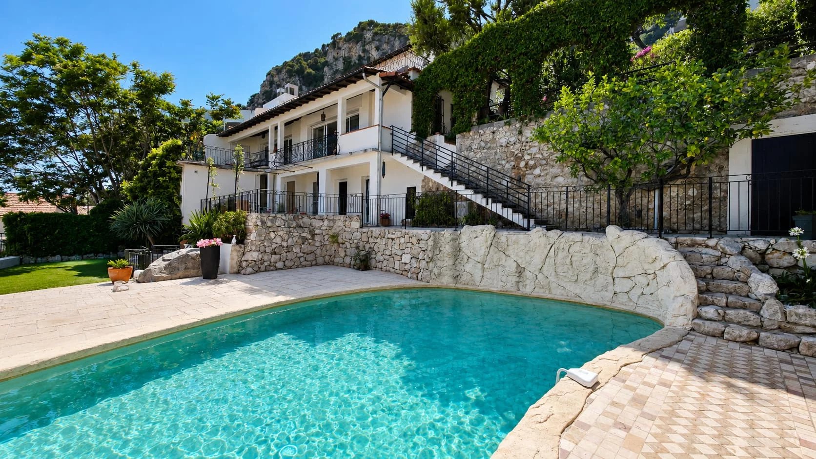 CAP-D’AIL – DETACHED 7-ROOM VILLA WITH SEA VIEW, SWIMMING POOL, TWO INDEPENDENT STUDIOS AND GARAGE