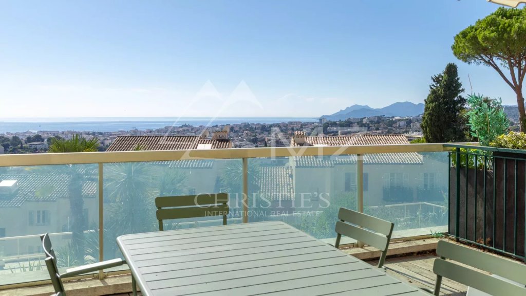 Apartment for sale in Le Cannet — For Sale: Co Exclusivity Renovated Apartment with Panoramic Sea View in Residential Le Cannet