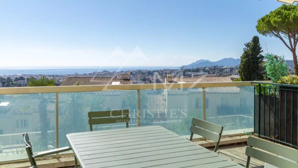 For Sale: Co Exclusivity Renovated Apartment with Panoramic Sea View in Residential Le Cannet — photo 1