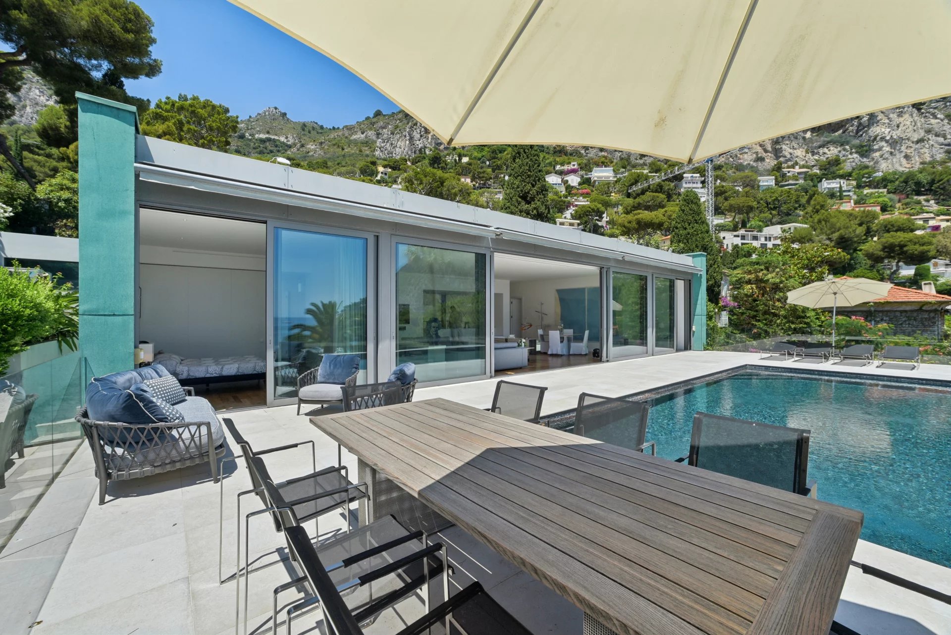 Villa contemporaine d'exception à Èze Bord de Mer – Un véritable écrin entre mer et montagne