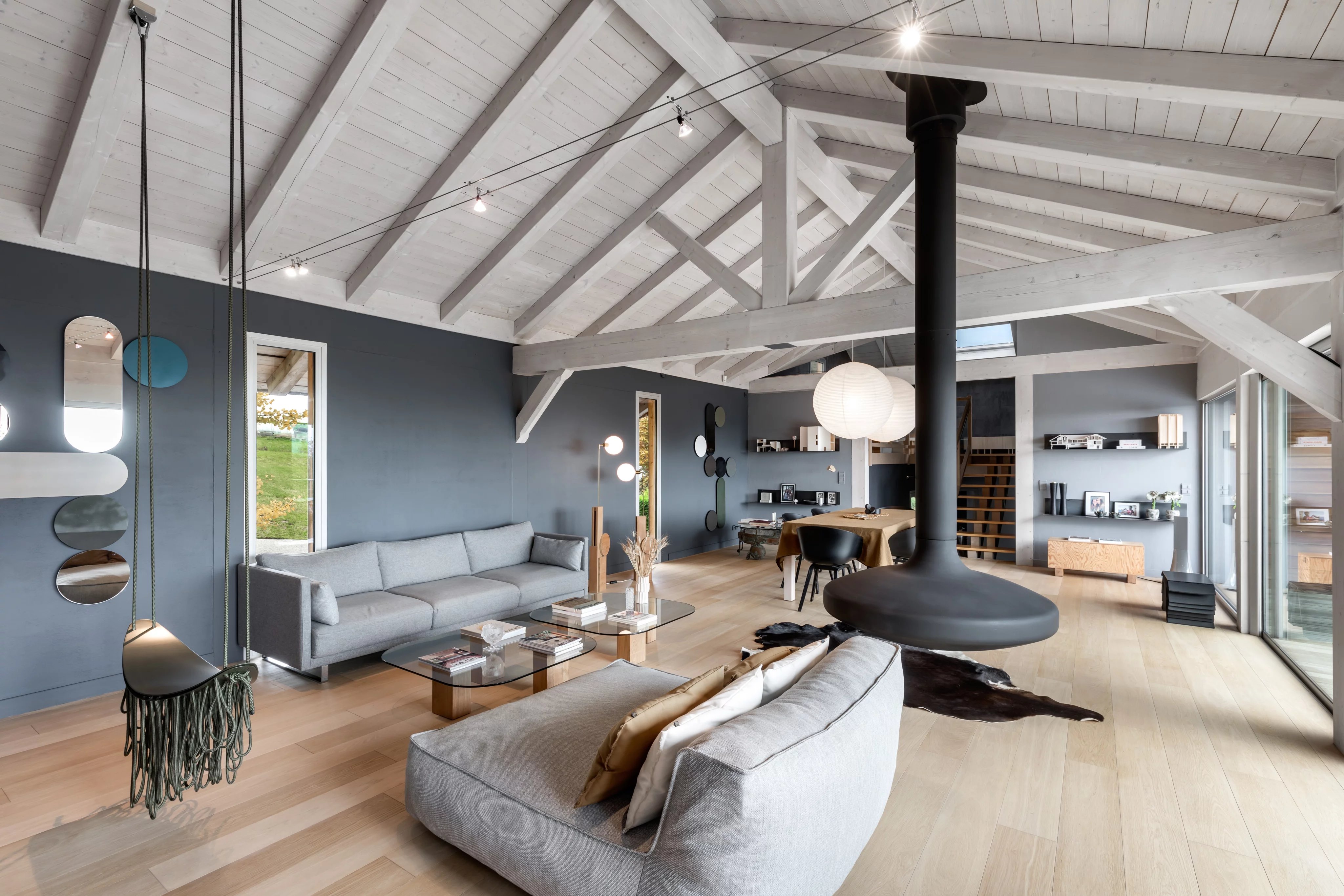 Propriété d'architecte avec piscine offrant une vue panoramique sur le lac et les montagnes
