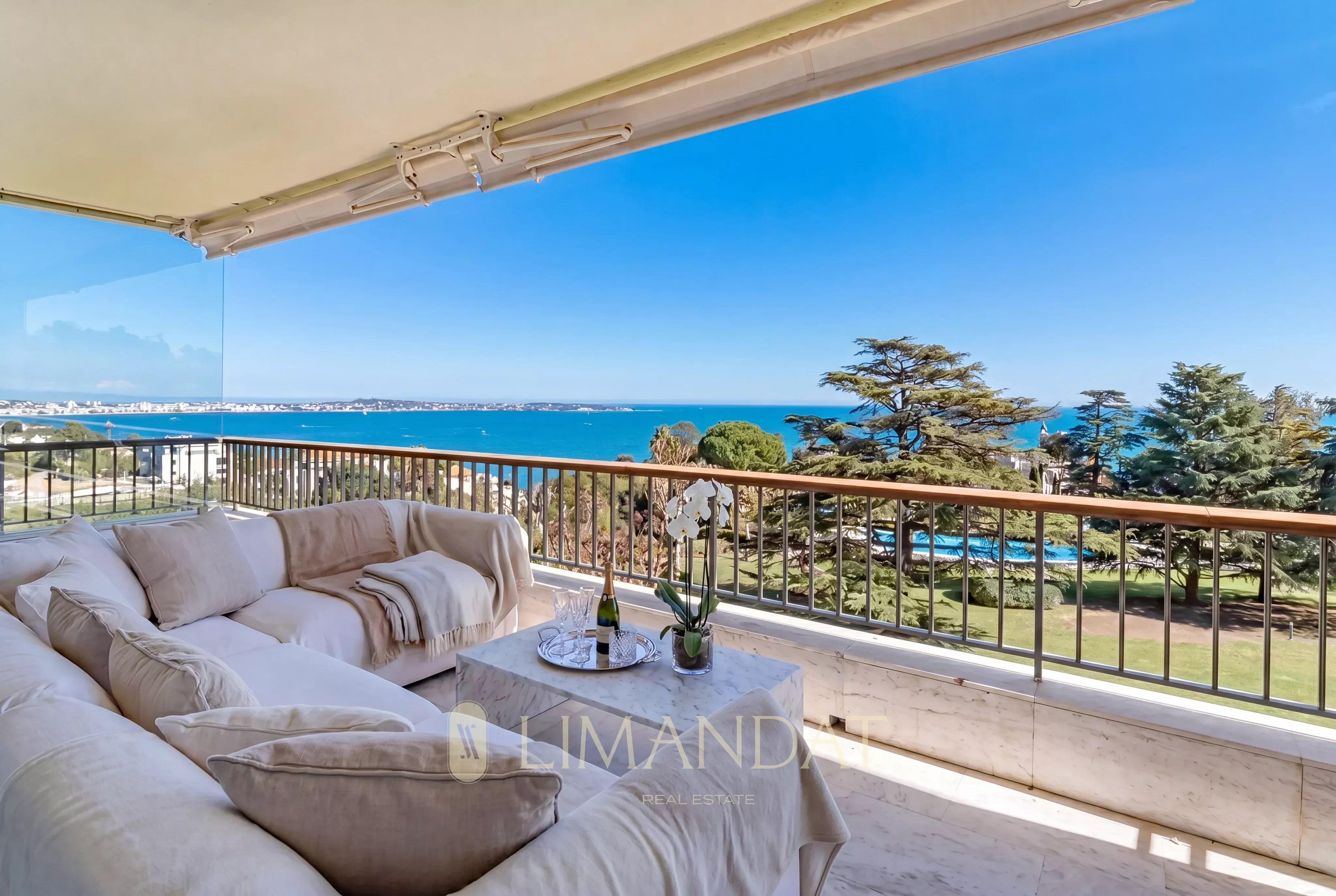 Cannes Californie – Superbe 4 pièces rénové avec vue mer panoramique