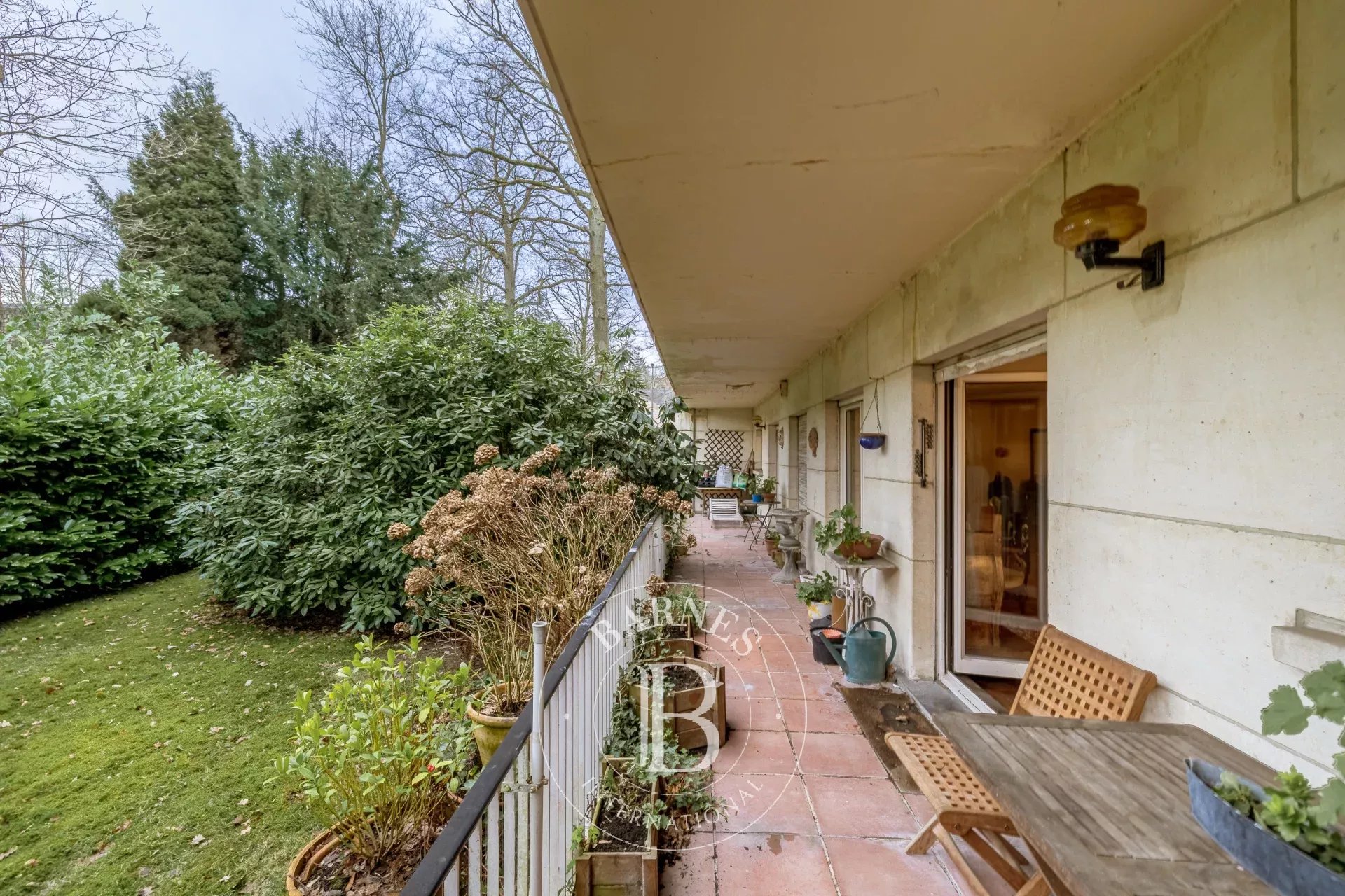 Spacieux appartement de 225m² avec terrasse et jardin– Idéalement situé