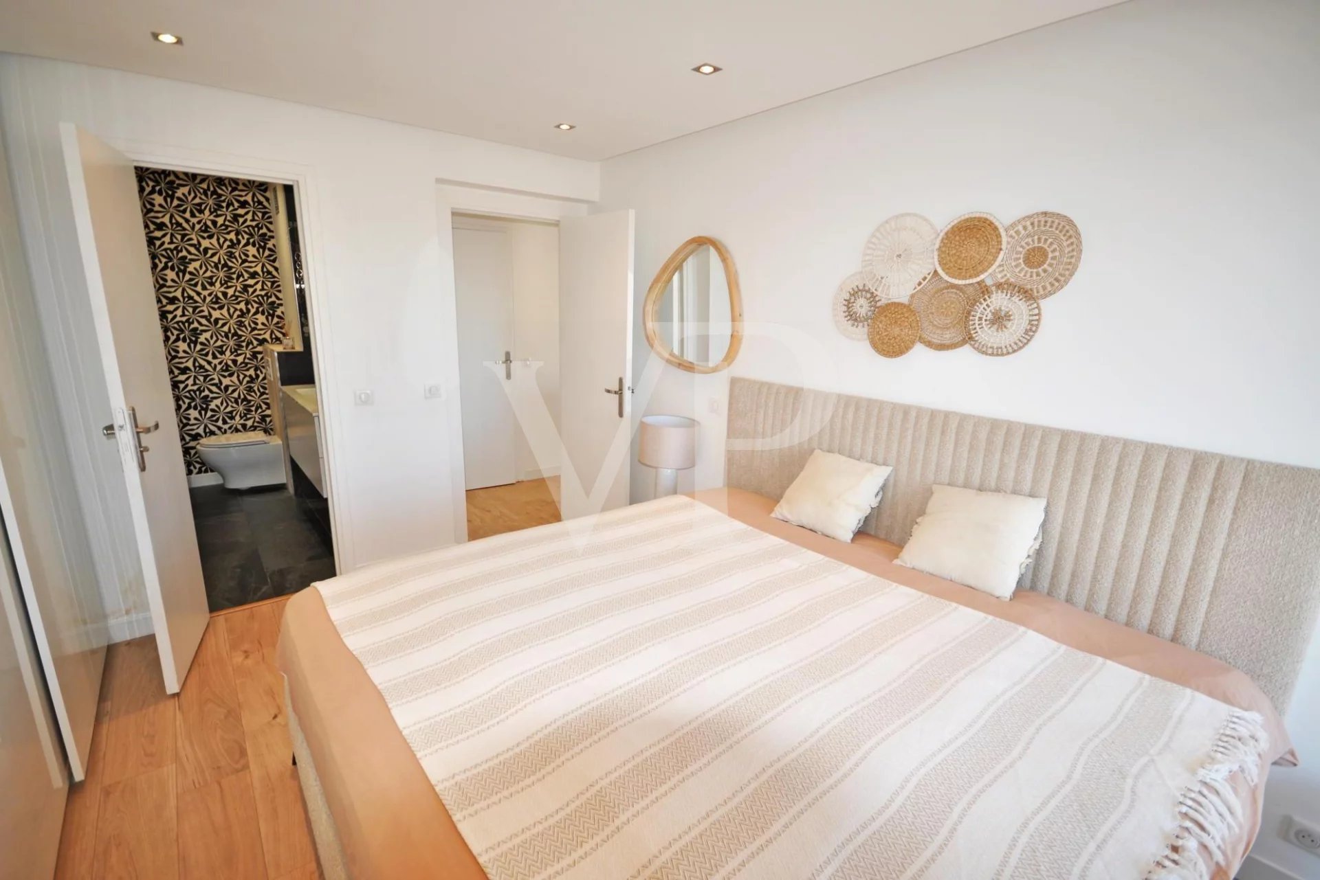 SEA VIEW APARTMENT BETWEEN TOWN AND POINTE CROISETT