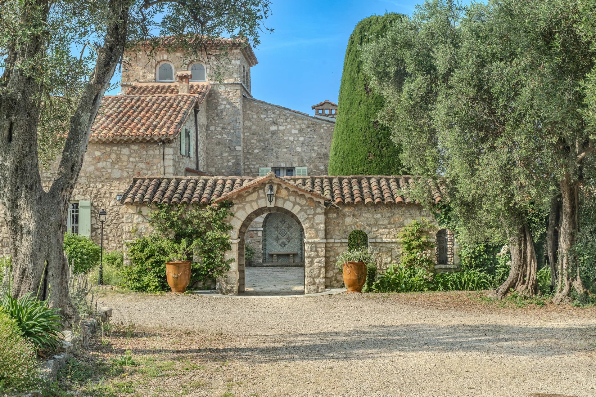 Ancien monastère avec magnifique vue panoramique collines et mer
