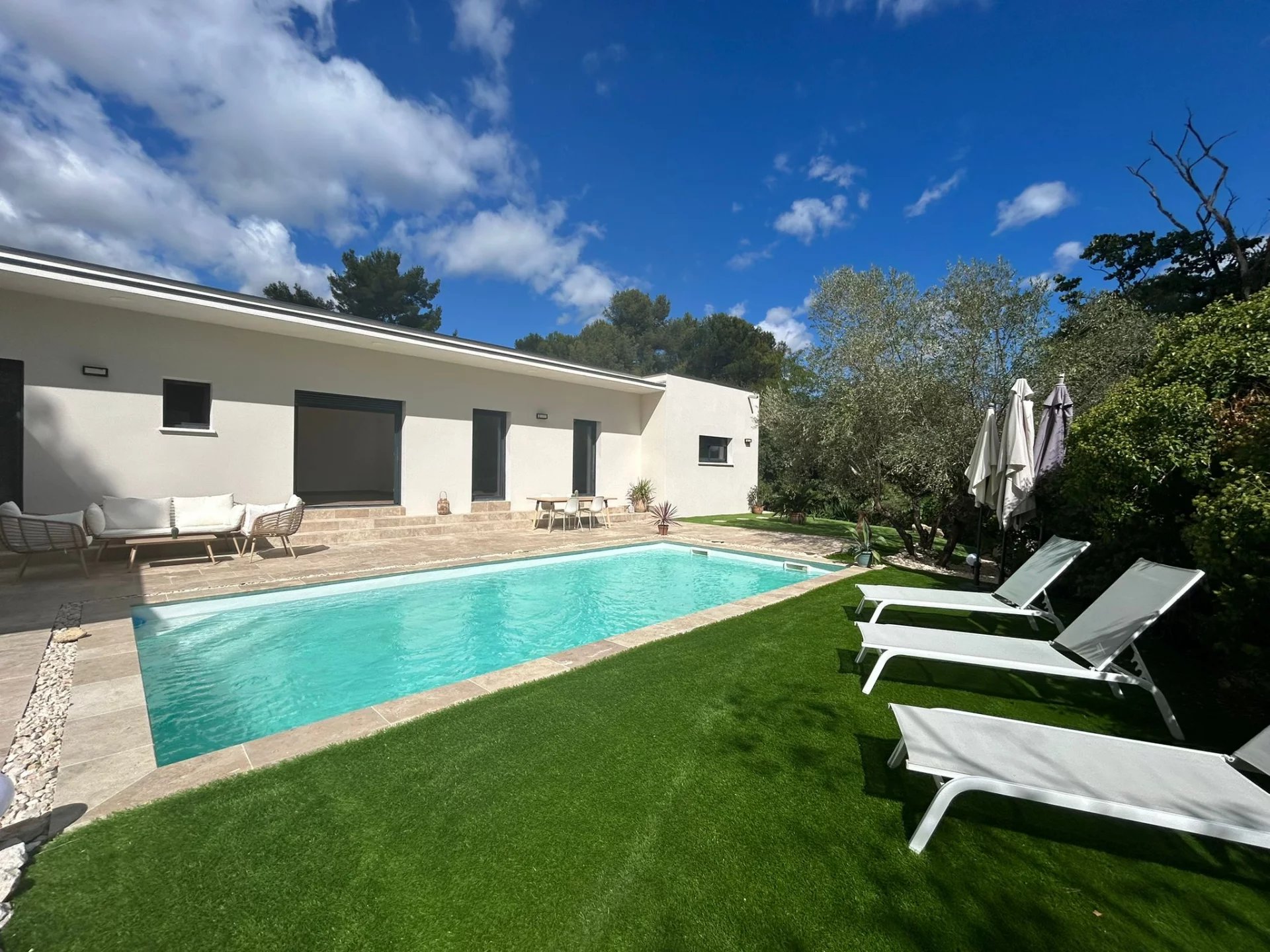 Villa contemporaine, ligne méditerranéenne et esprit nature.