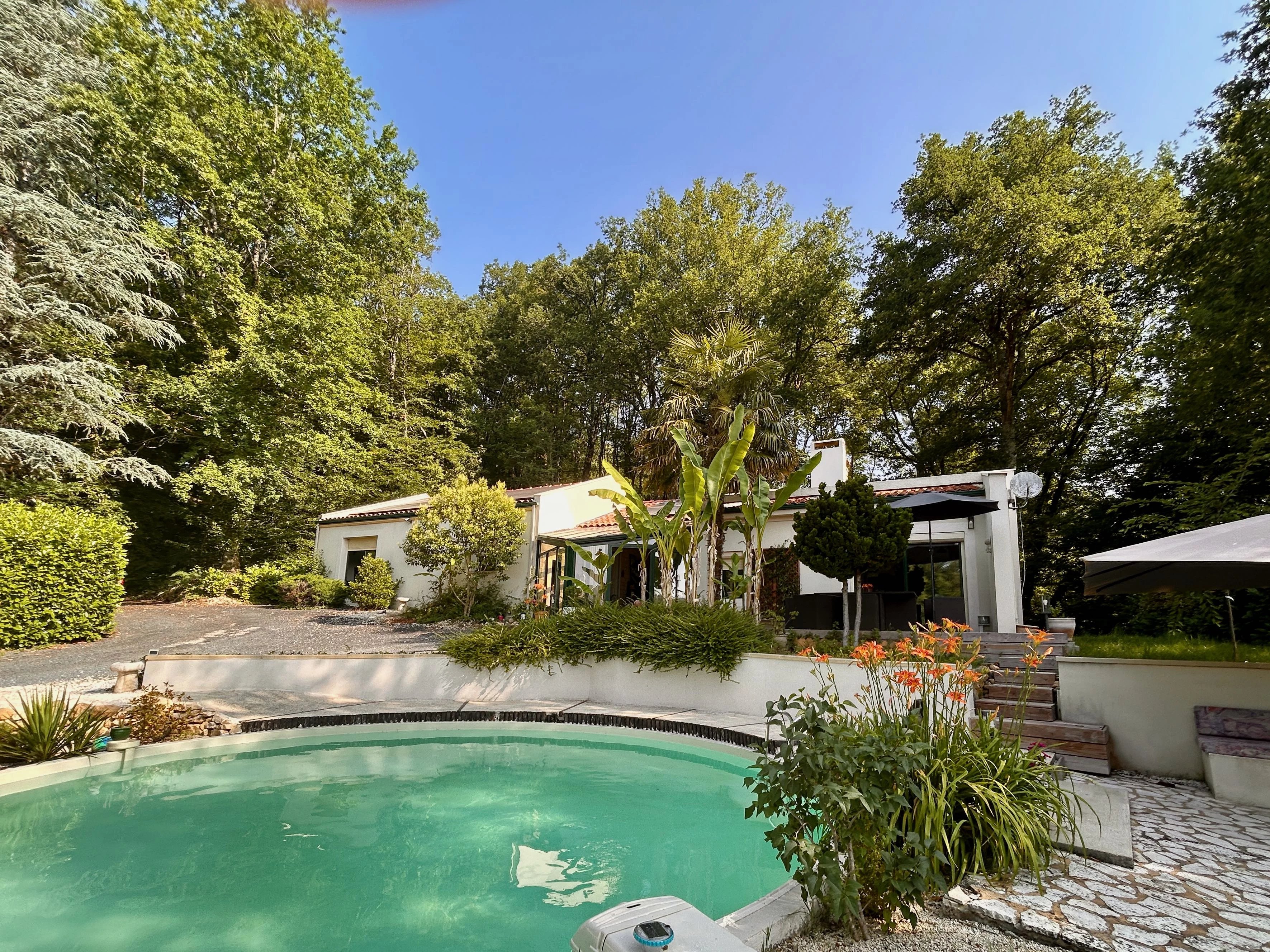 Architect designed 4/5 bed single-level living close to Sarlat