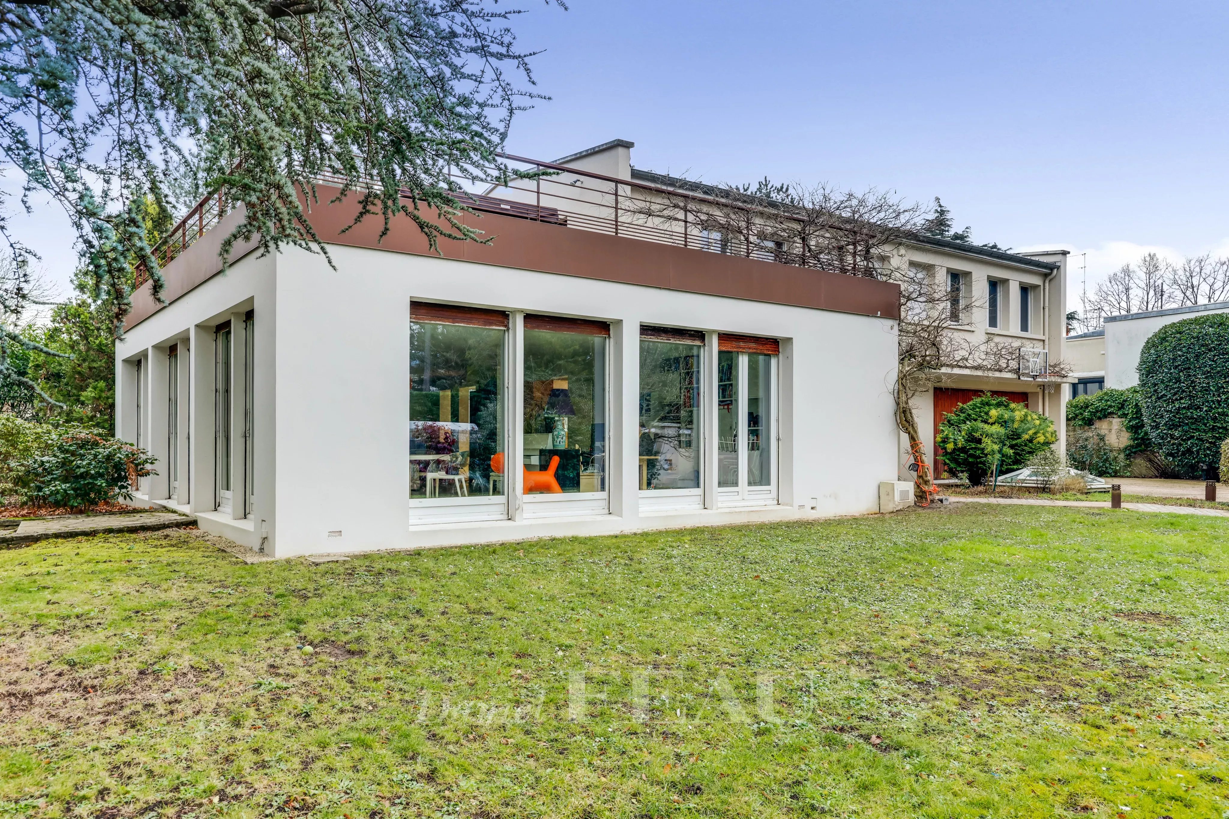 Renovated architect-designed house with 1000 sqm garden in Le Vésinet