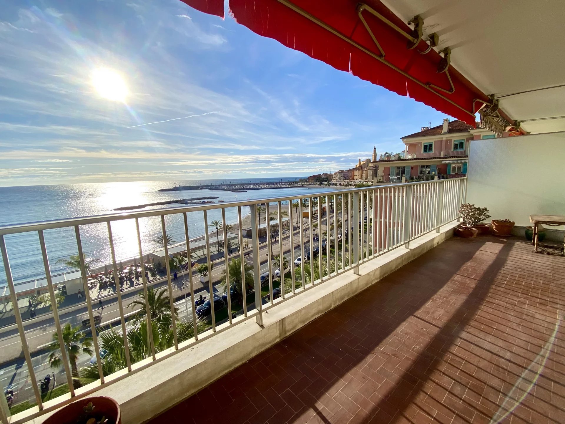 Menton Front de Mer - Magnifique 2 pièces avec spacieuse terrasse - Parking et Cave