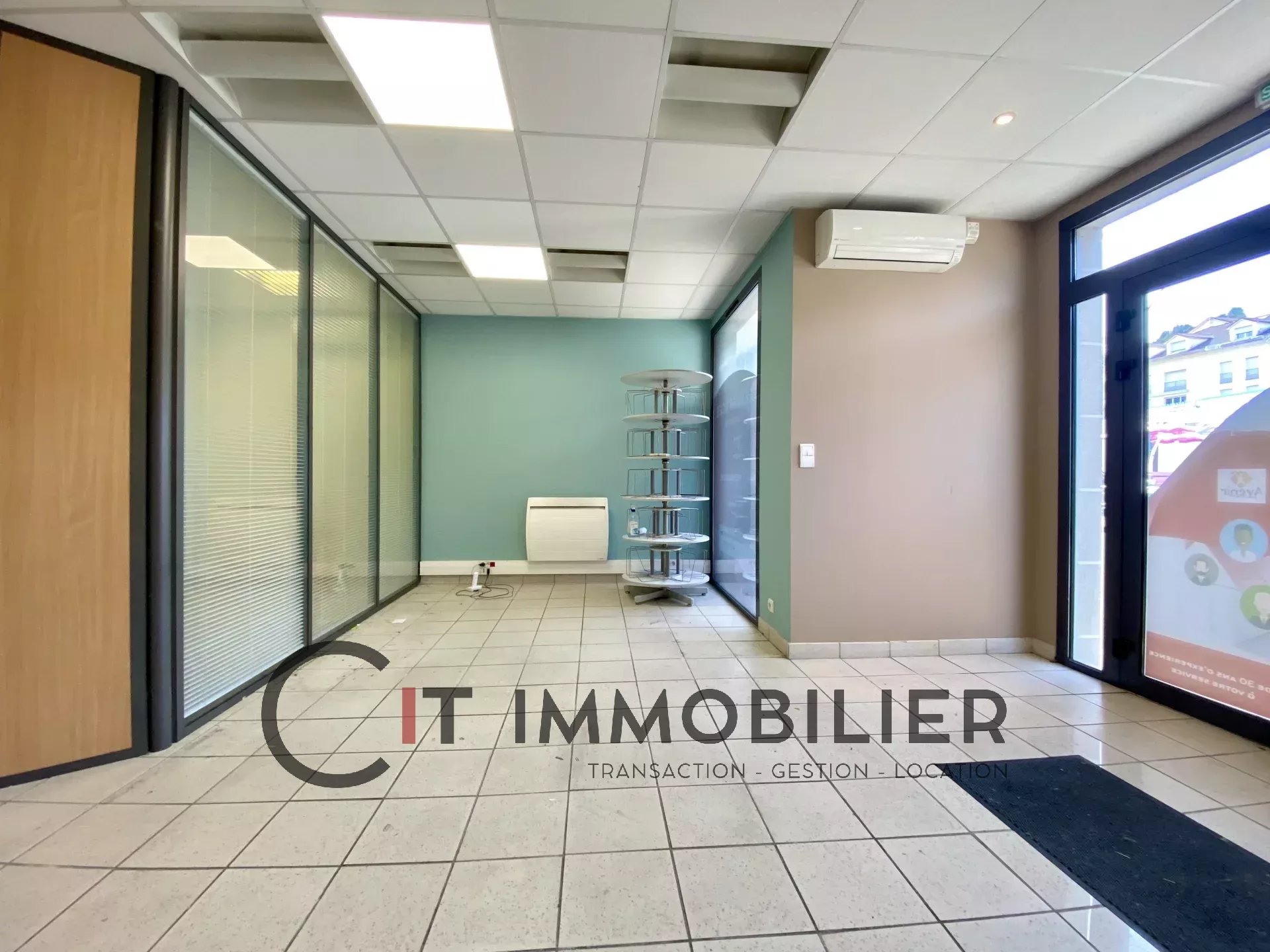 LA TOUR DU PIN Local avec vitrine